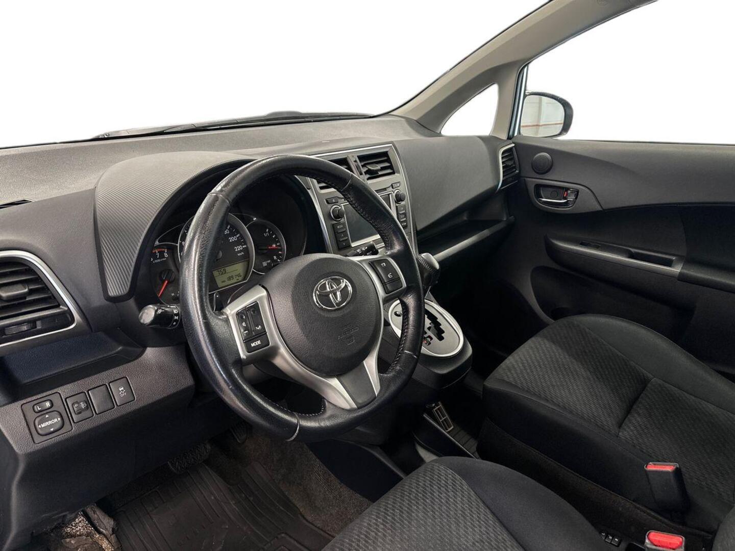 TOYOTA Verso-S 2012