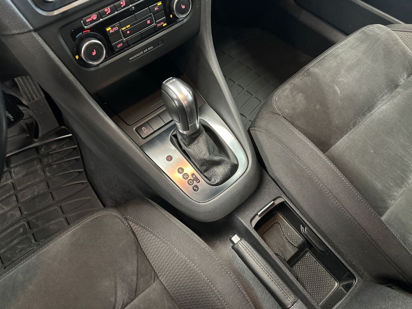 VOLKSWAGEN Golf 16