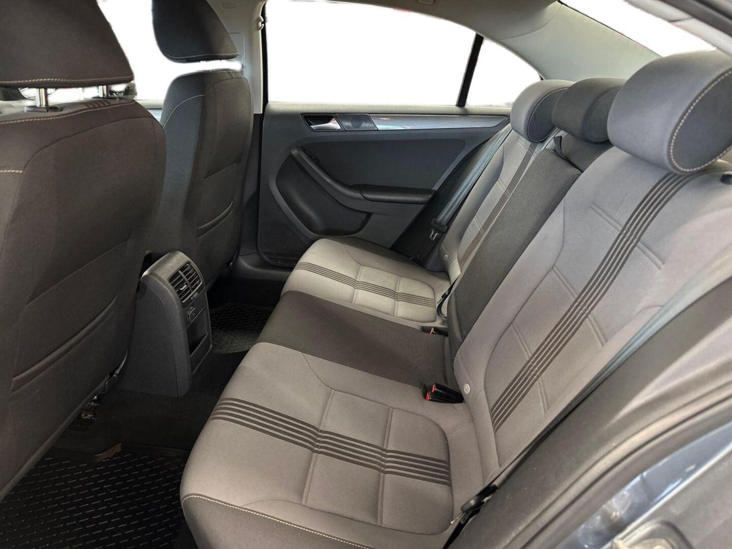 VOLKSWAGEN Jetta 10