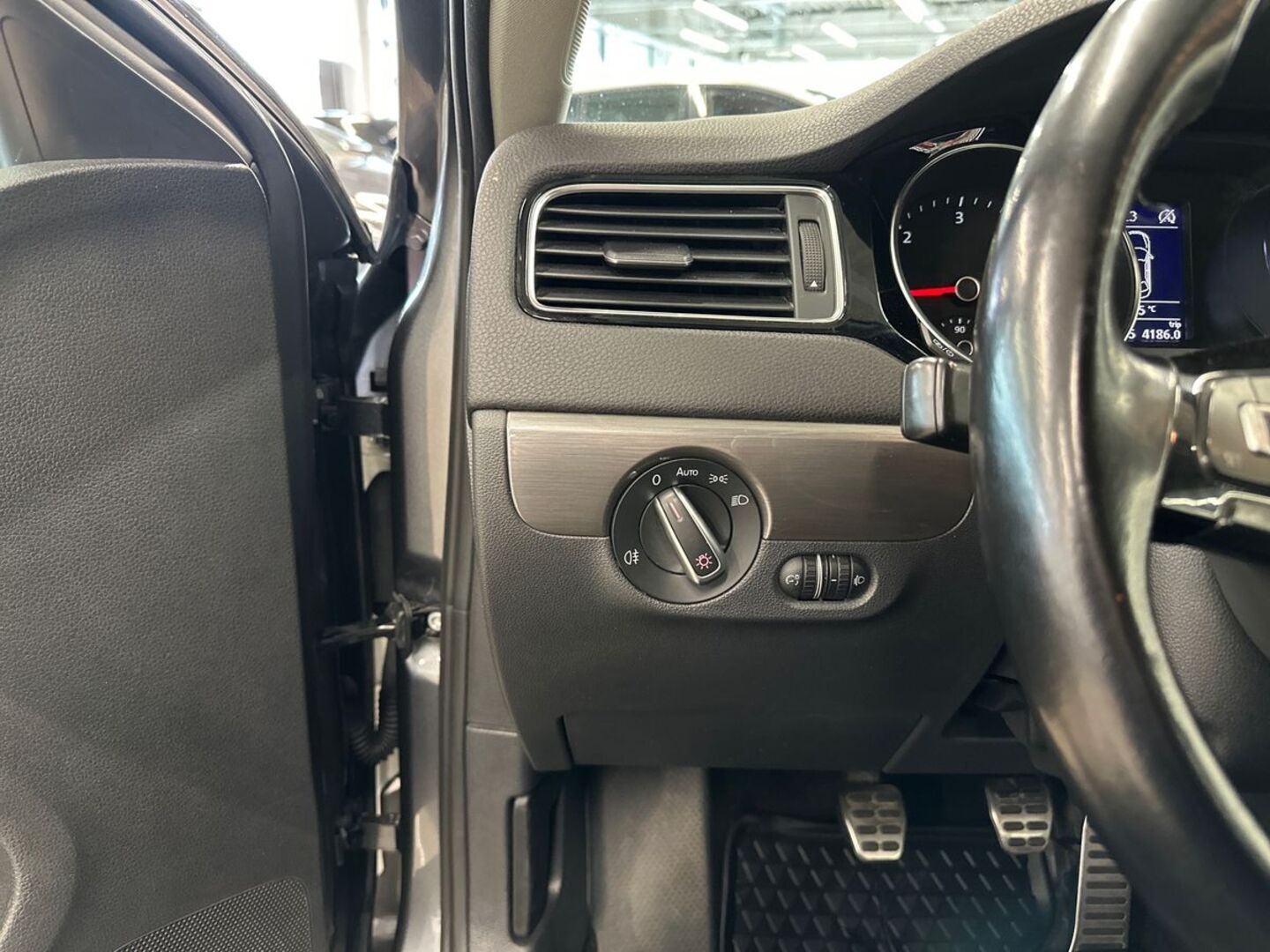 VOLKSWAGEN Jetta 12