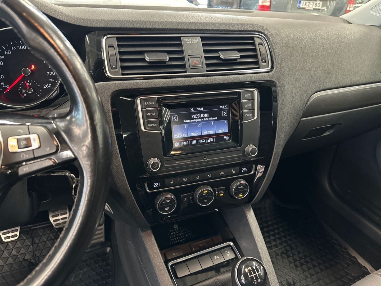 VOLKSWAGEN Jetta 16