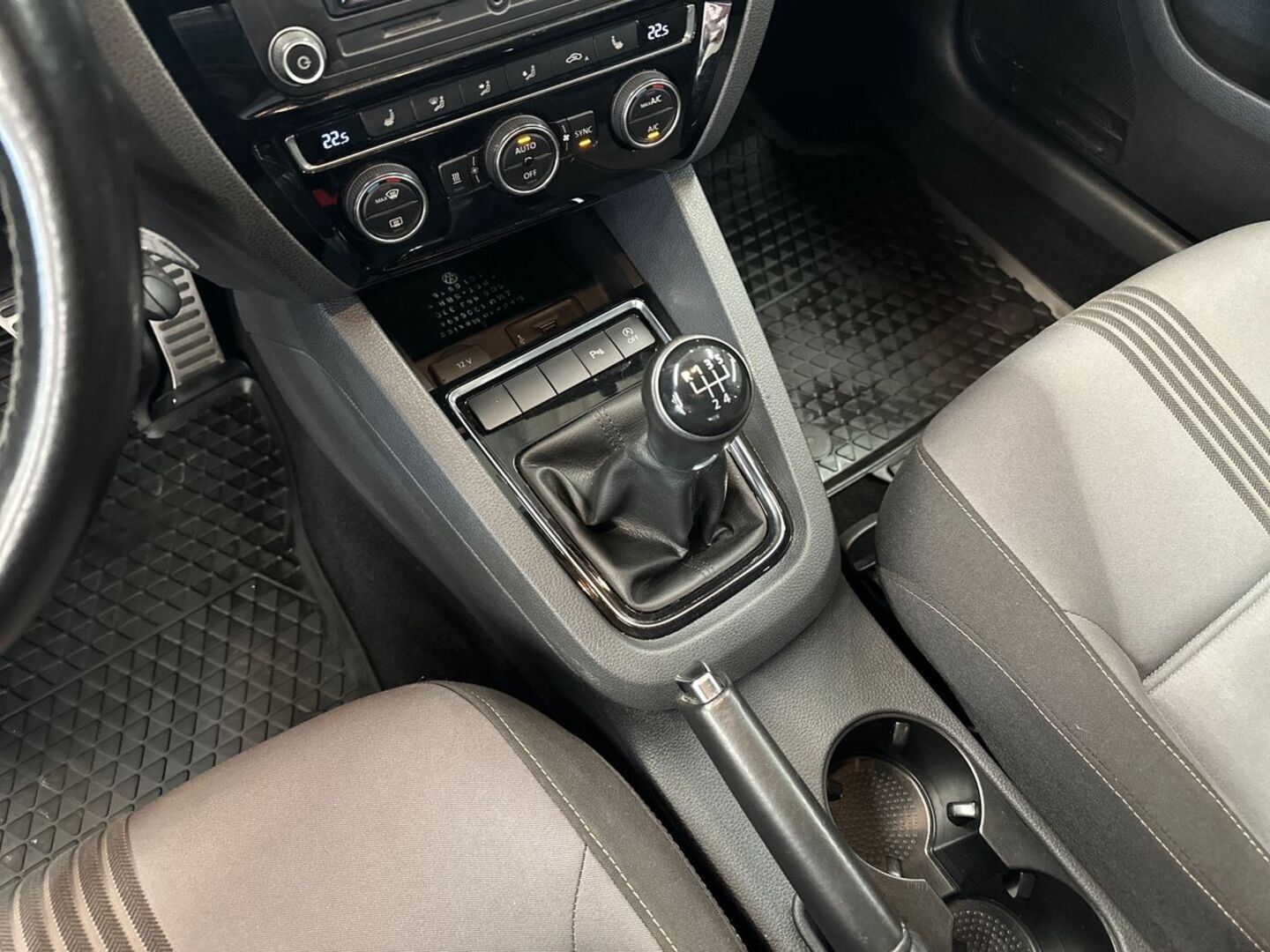 VOLKSWAGEN Jetta 18