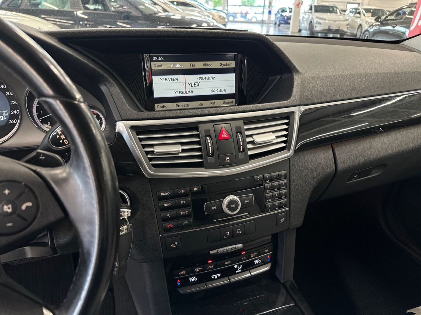 MERCEDES-BENZ E 2009