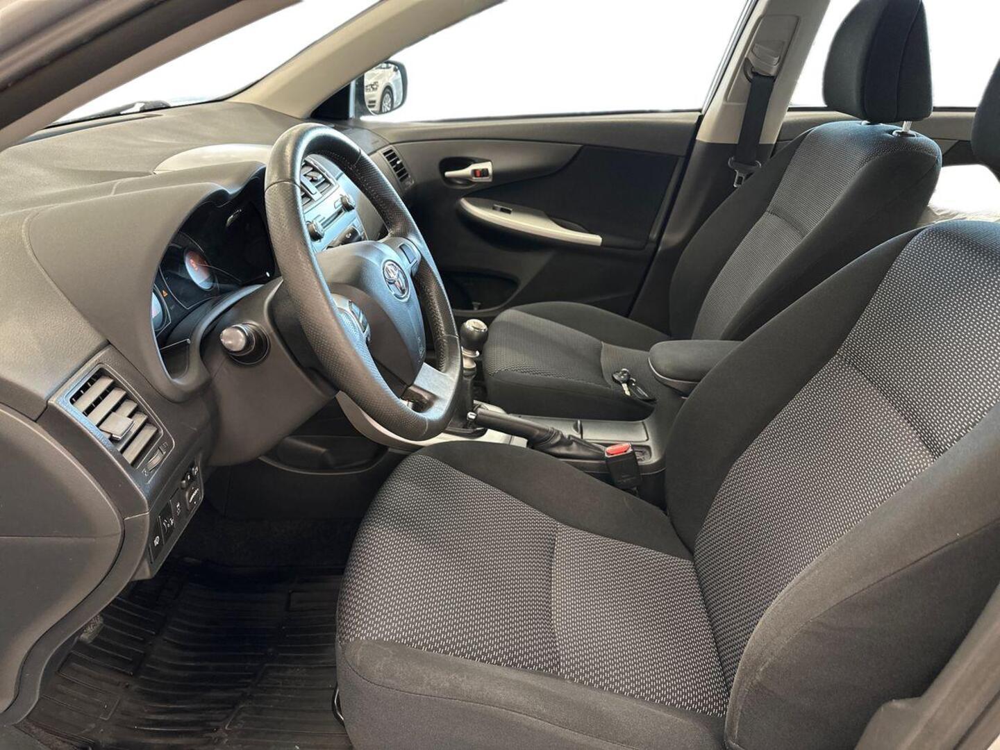 TOYOTA Corolla 2012