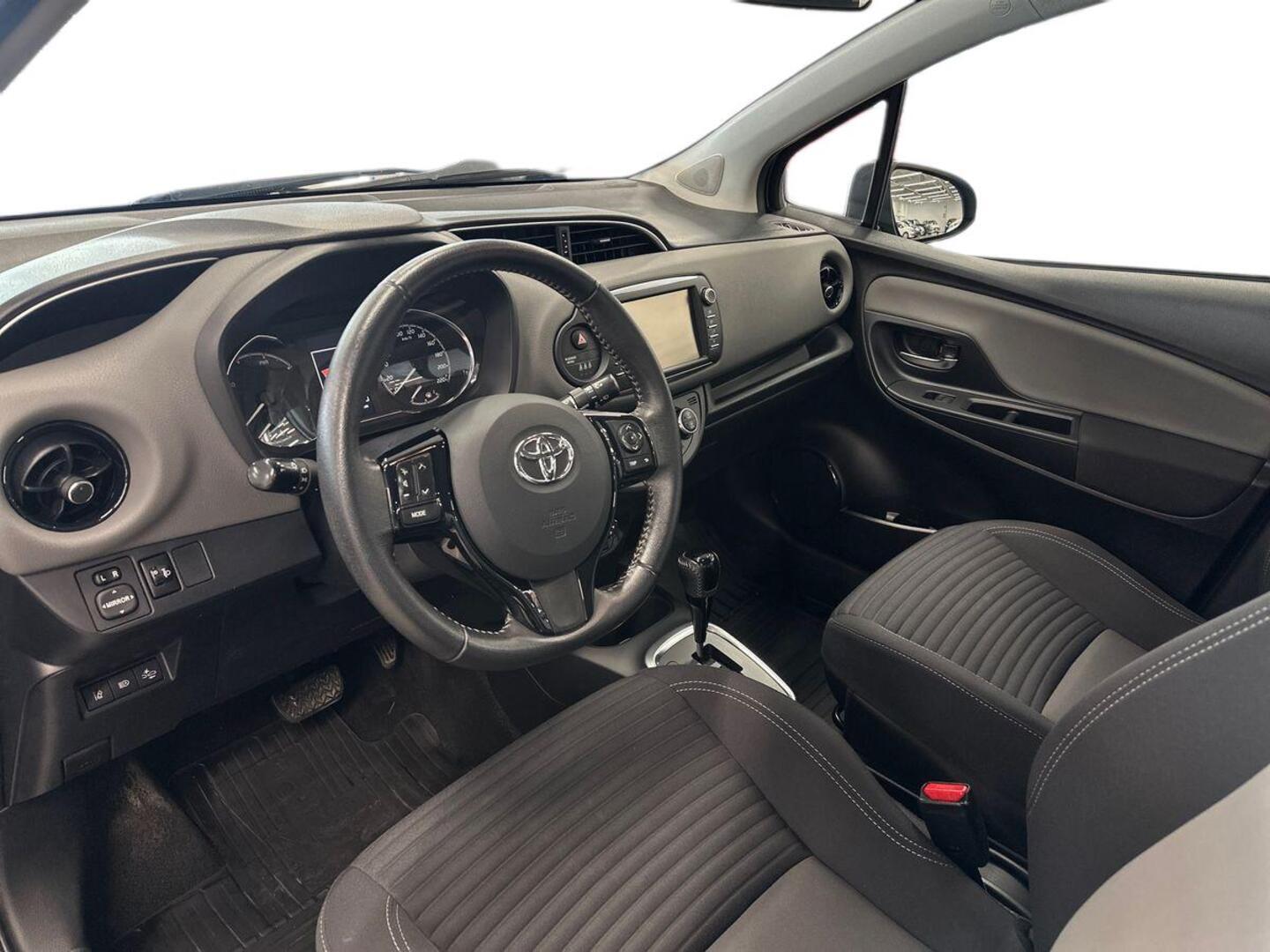 TOYOTA Yaris 2018