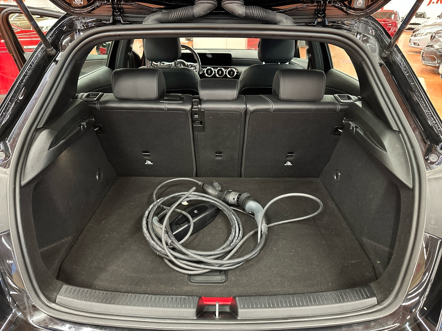 MERCEDES-BENZ A 2022