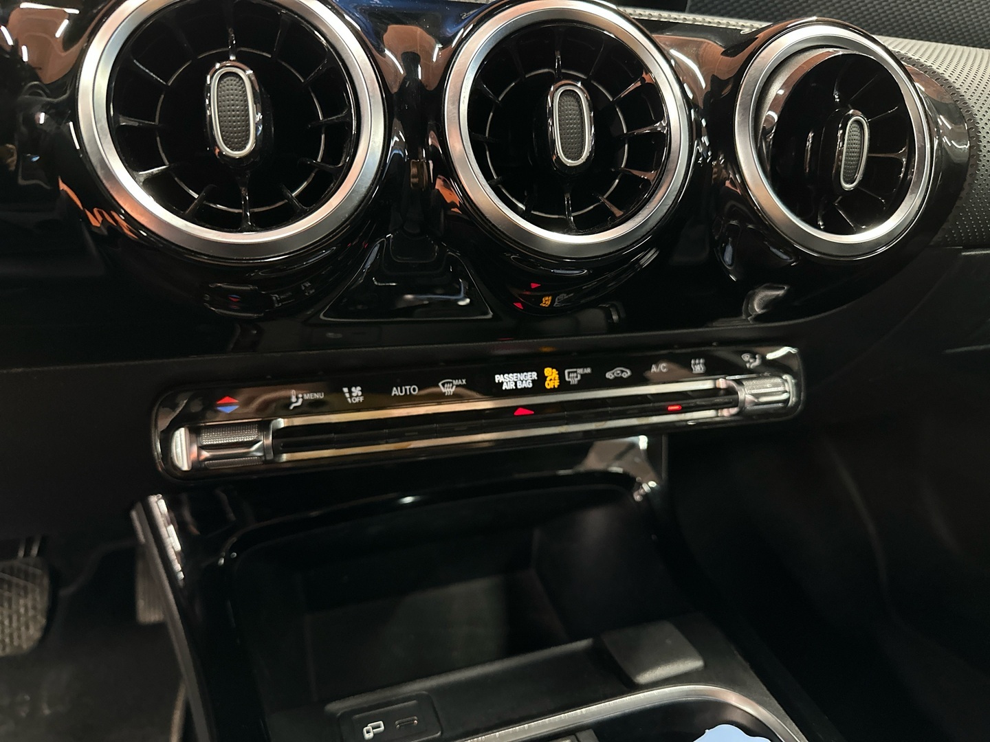 MERCEDES-BENZ A 2022