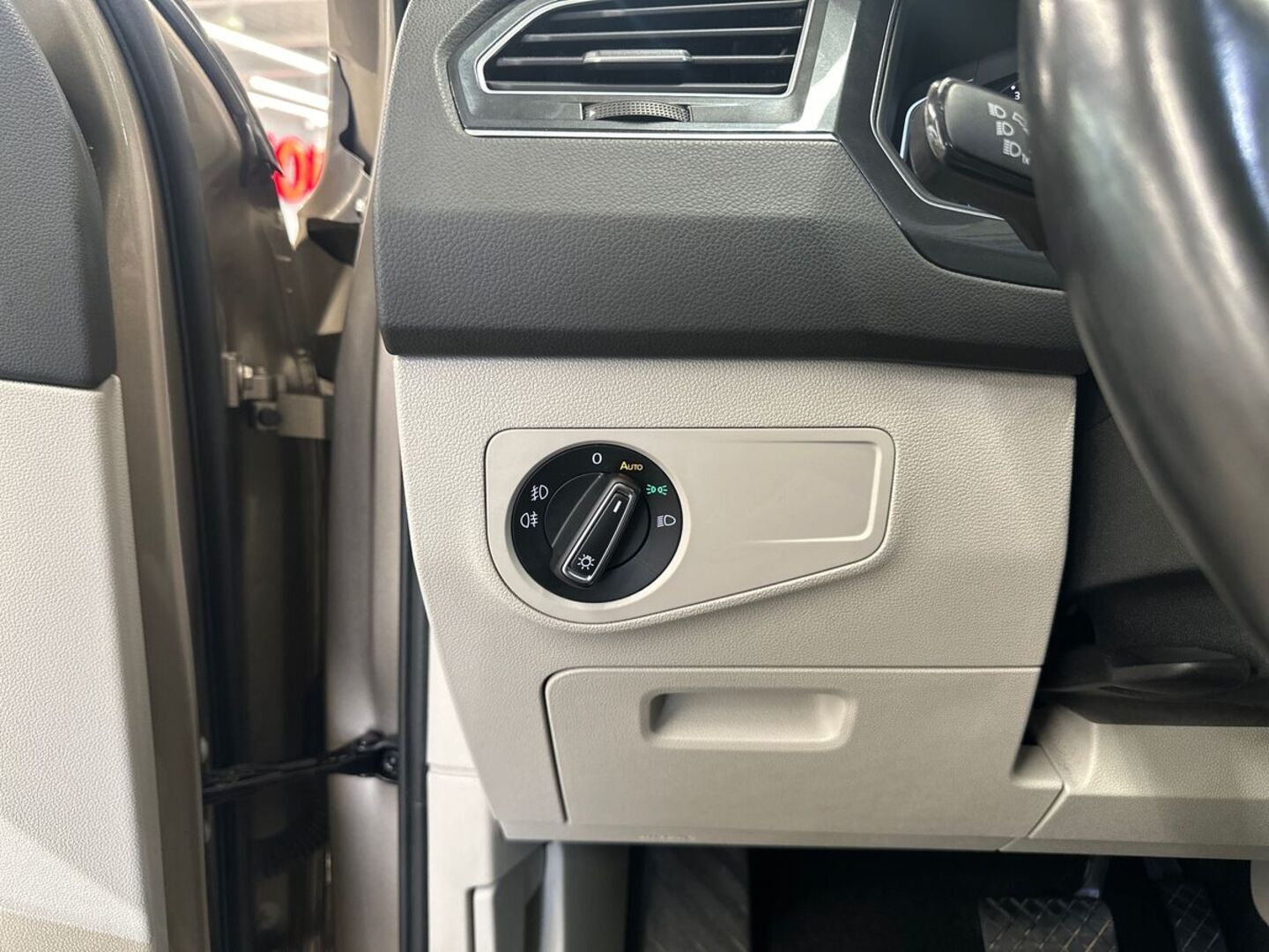 VOLKSWAGEN Tiguan 12