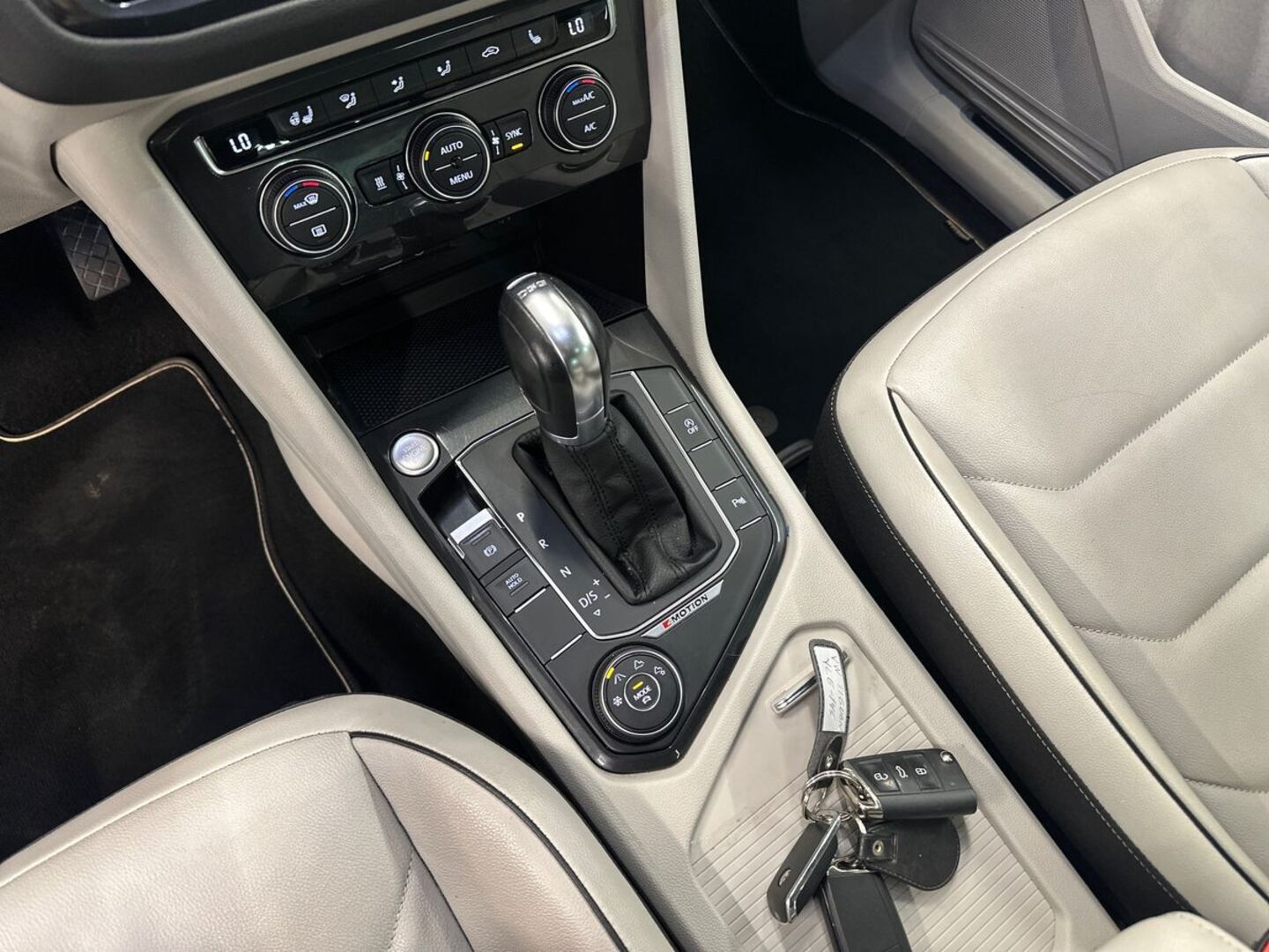 VOLKSWAGEN Tiguan 14