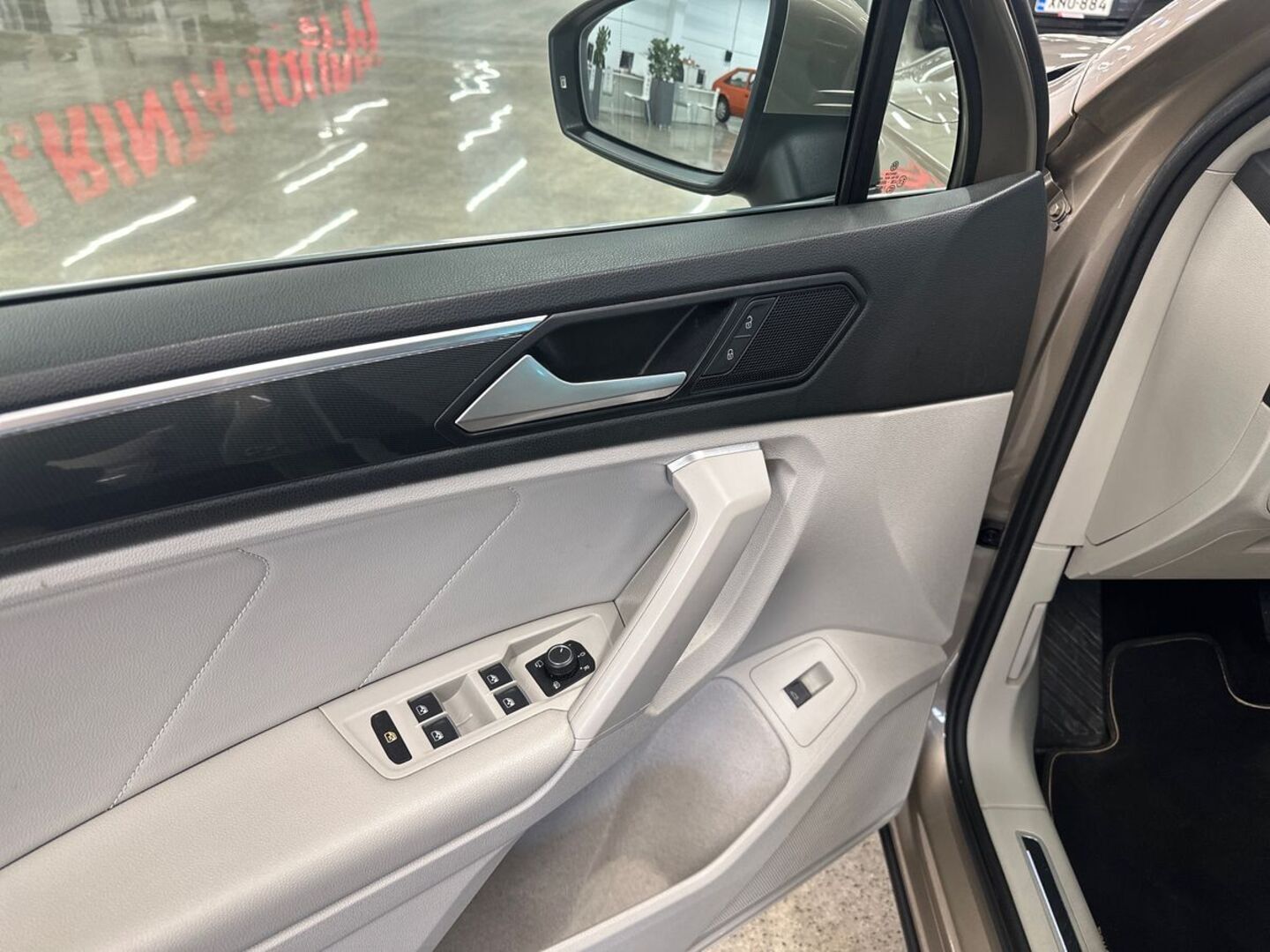 VOLKSWAGEN Tiguan 18