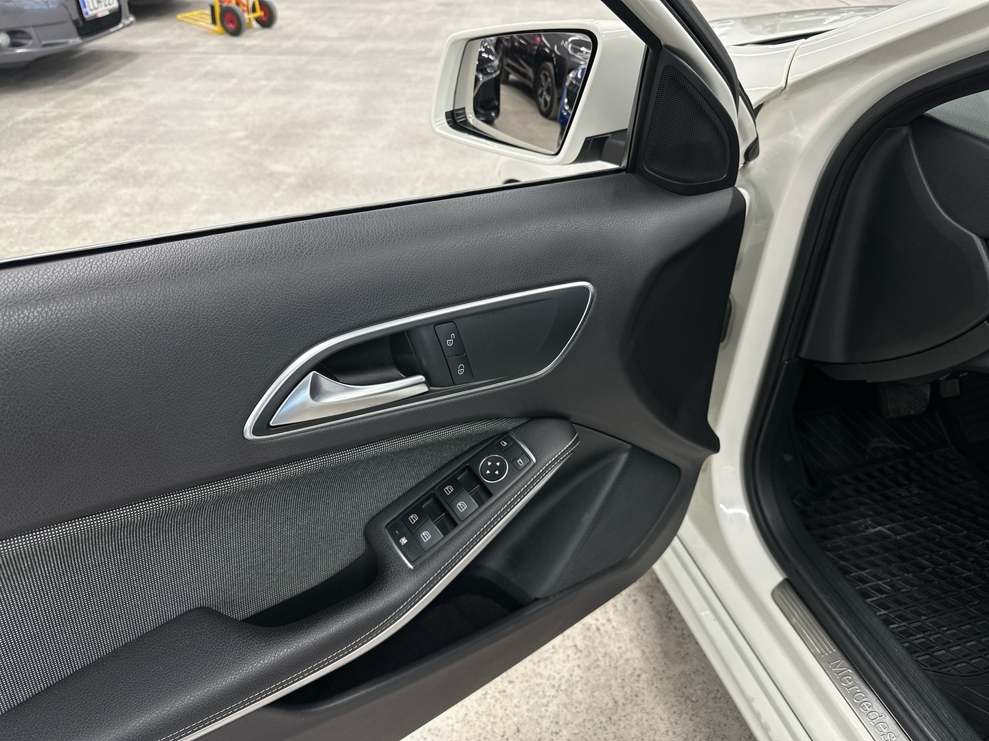 MERCEDES-BENZ A 2016