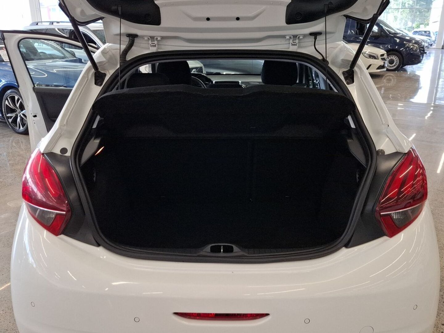 PEUGEOT 208 2018