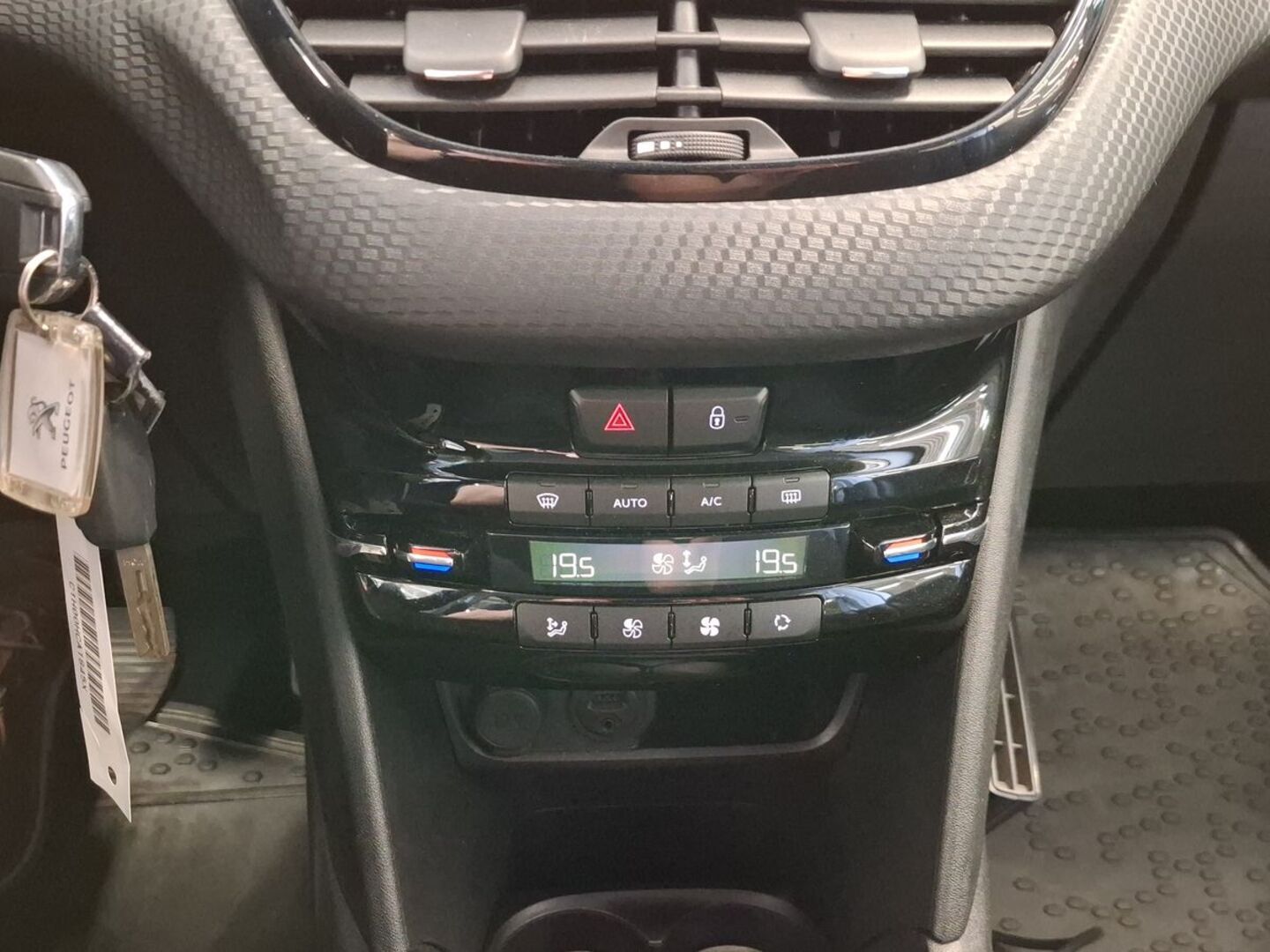 PEUGEOT 208 2018