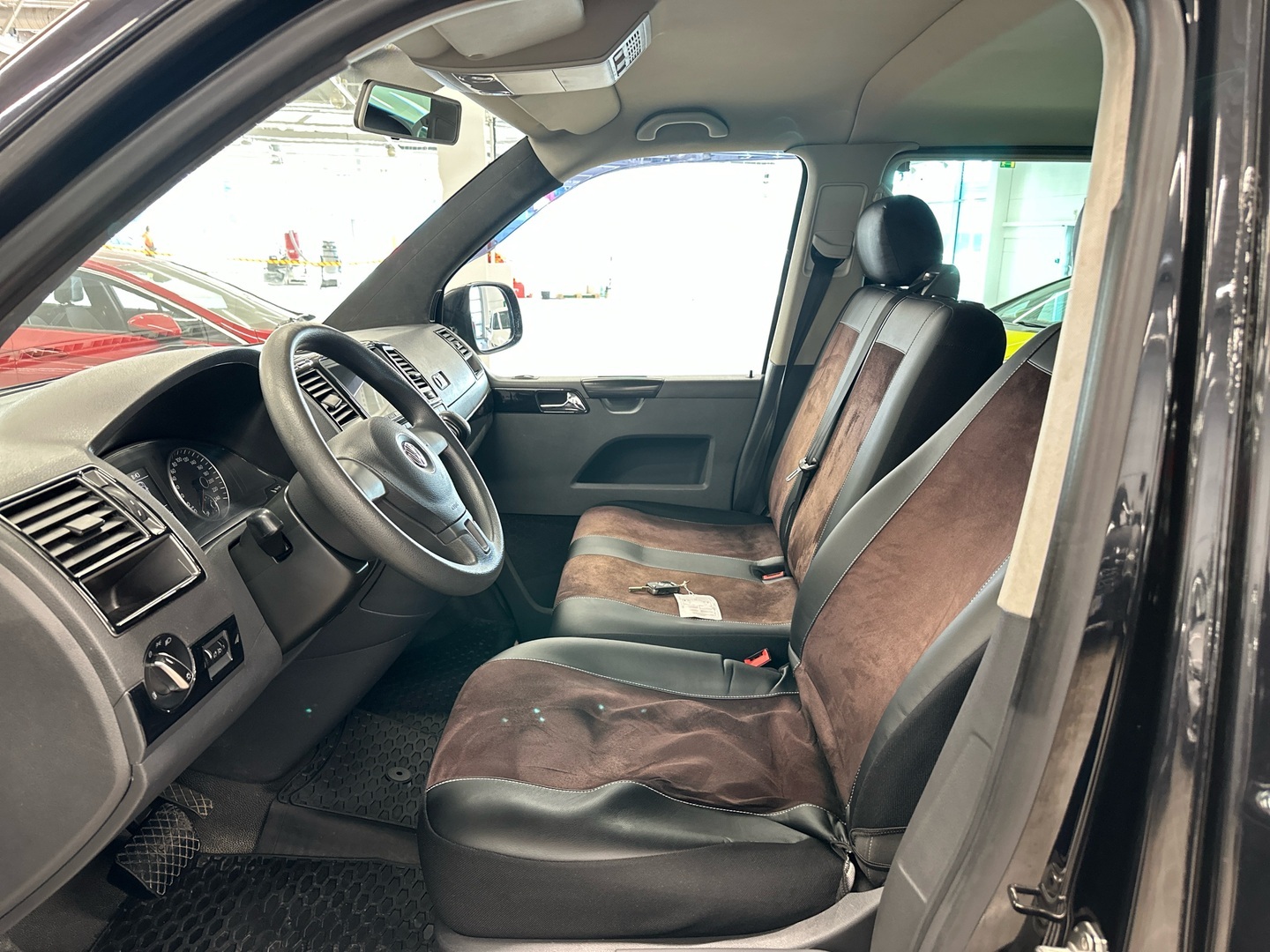 VOLKSWAGEN Caravelle 2012