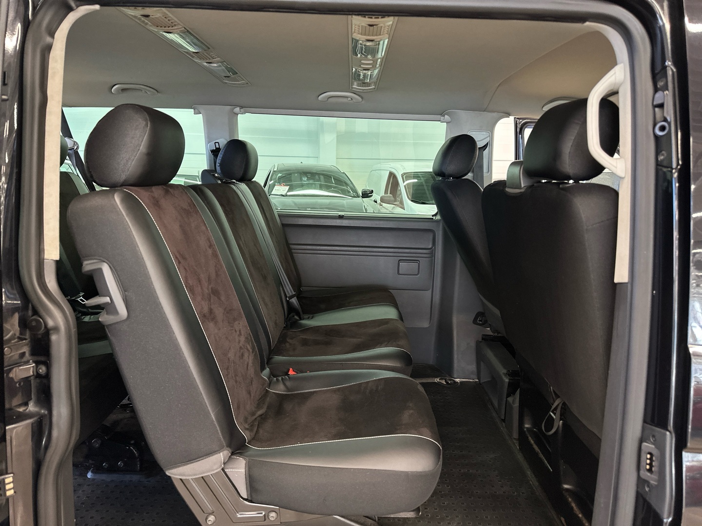 VOLKSWAGEN Caravelle 2012