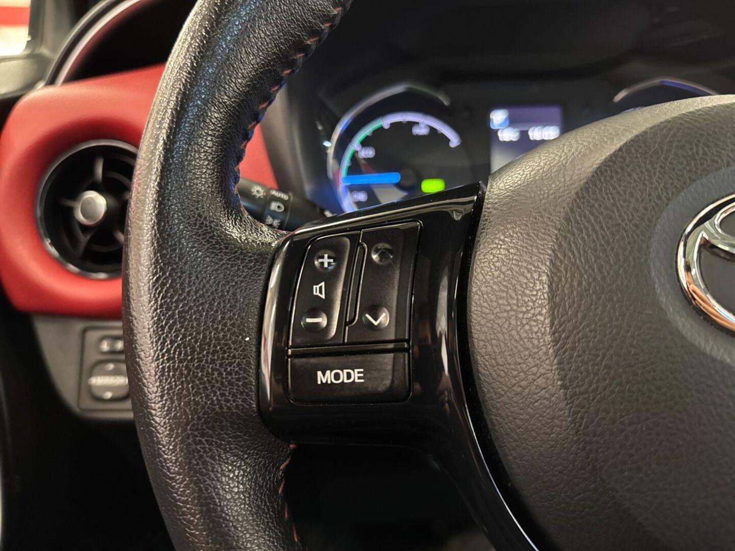 TOYOTA Yaris 2018
