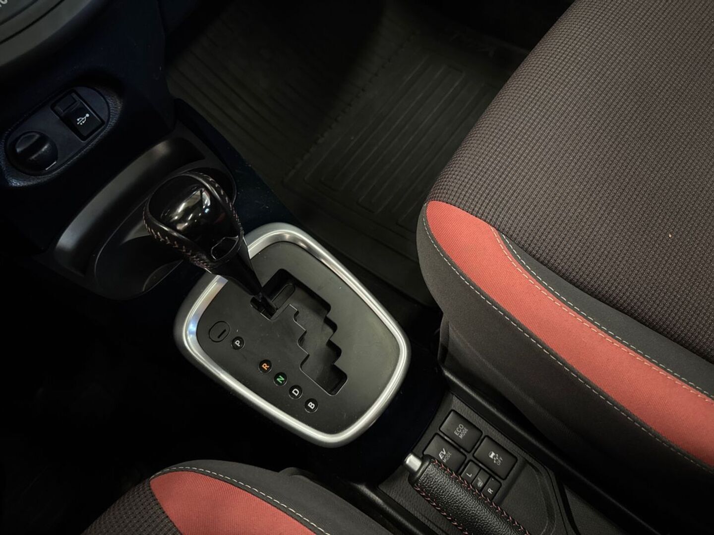 TOYOTA Yaris 2018