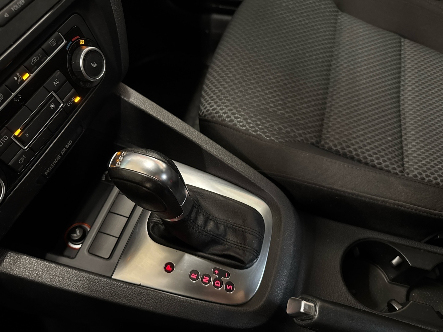 VOLKSWAGEN Jetta 2012