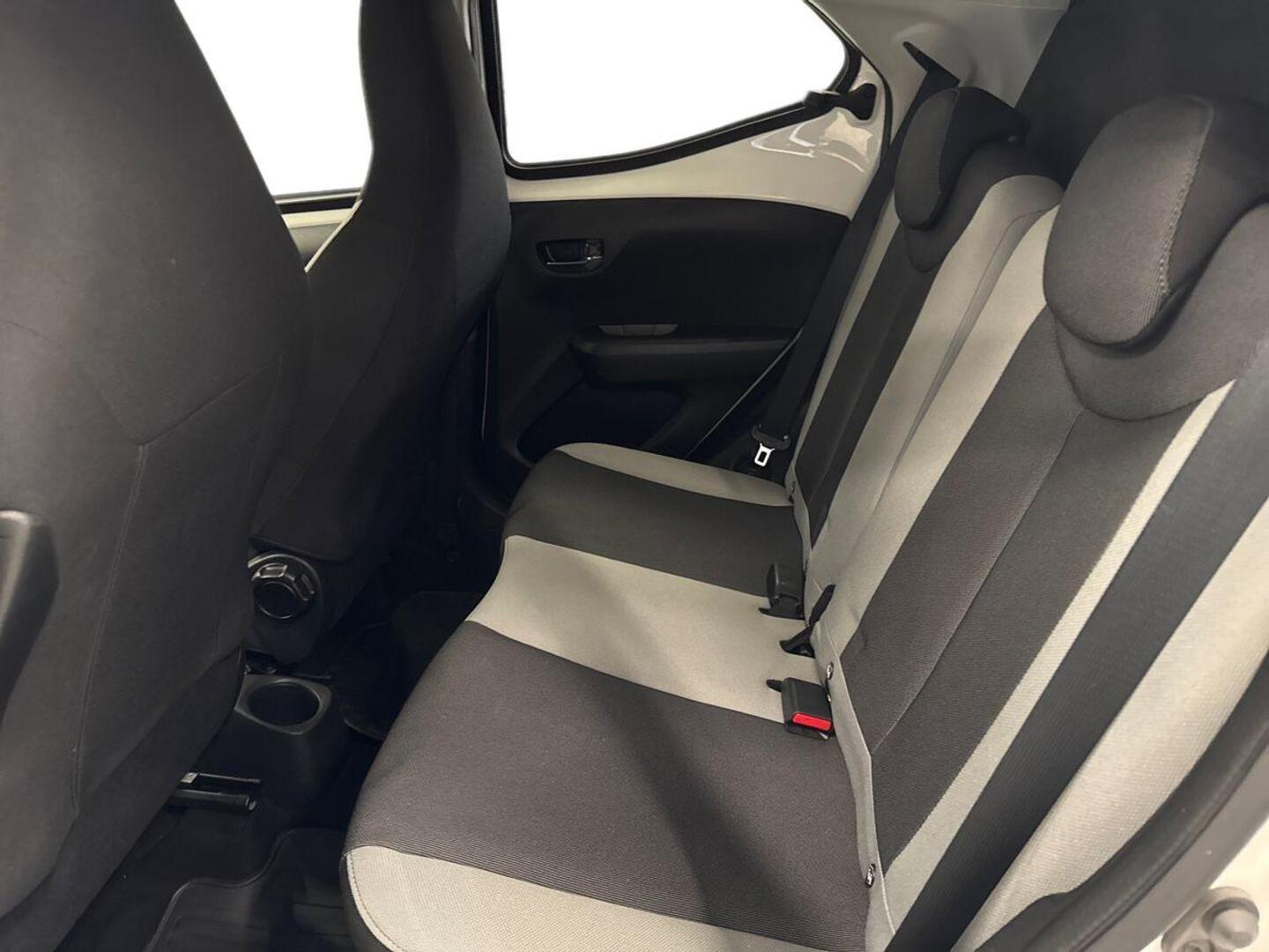 TOYOTA AYGO 10