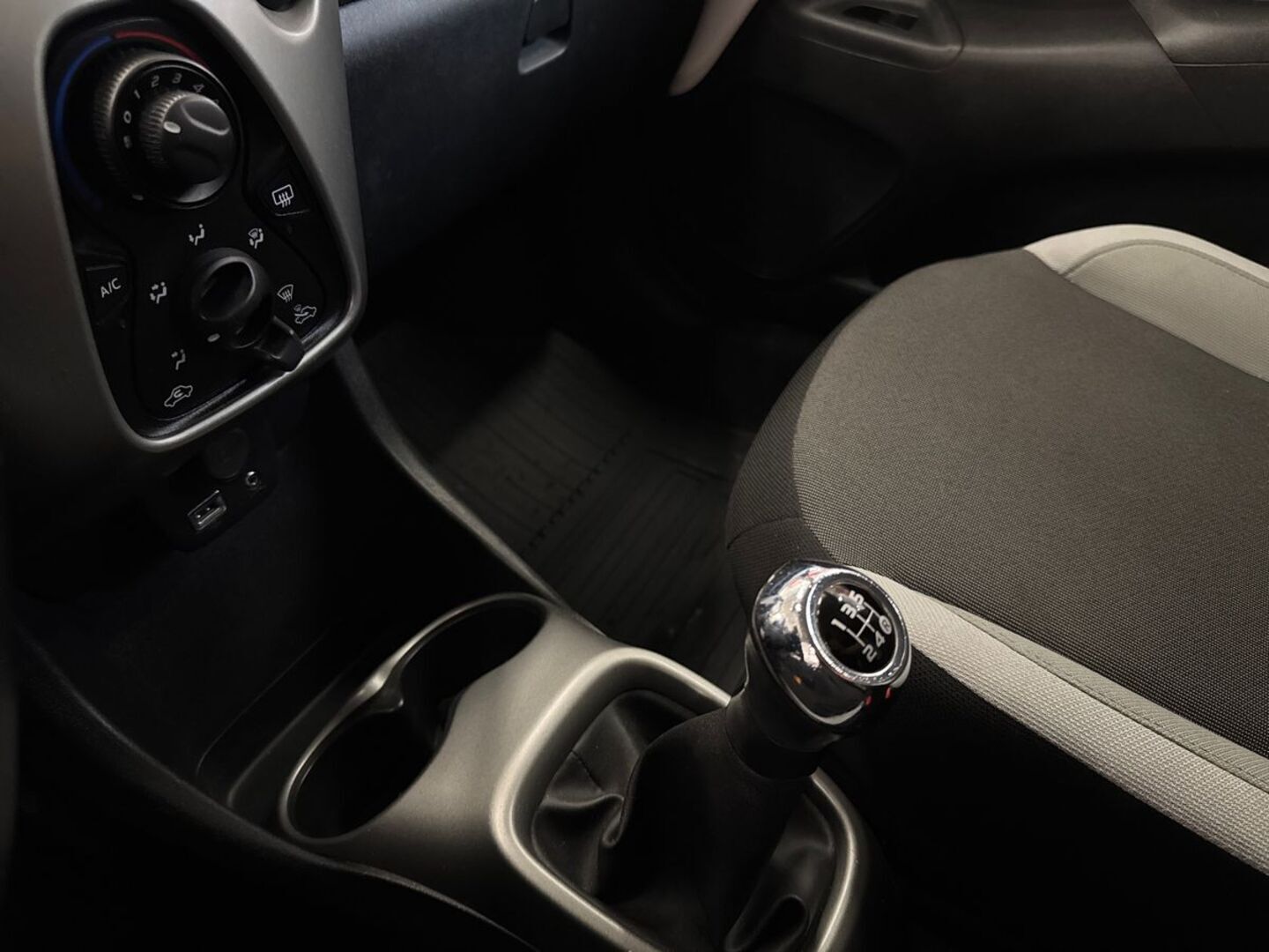 TOYOTA AYGO 27