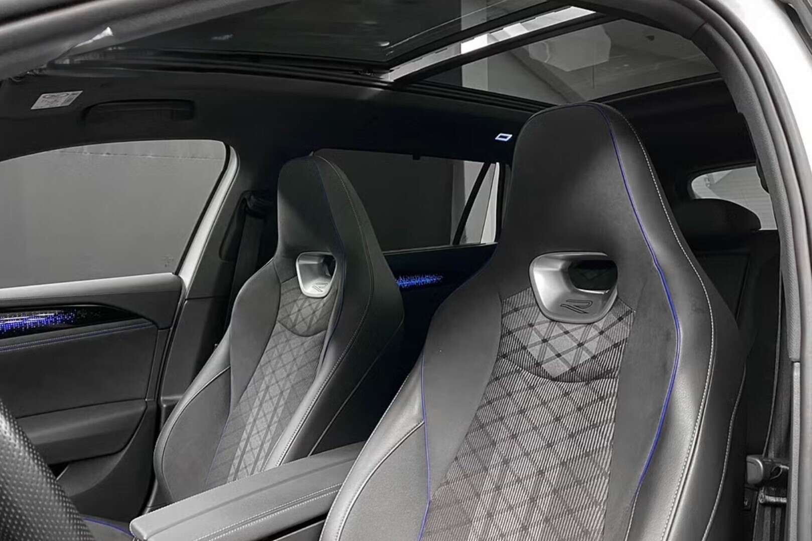 VOLKSWAGEN Passat 2025