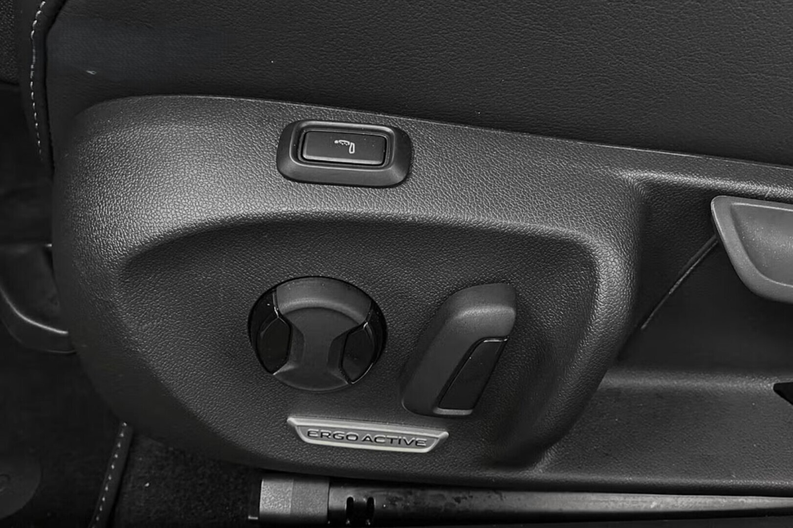 VOLKSWAGEN Passat 2025