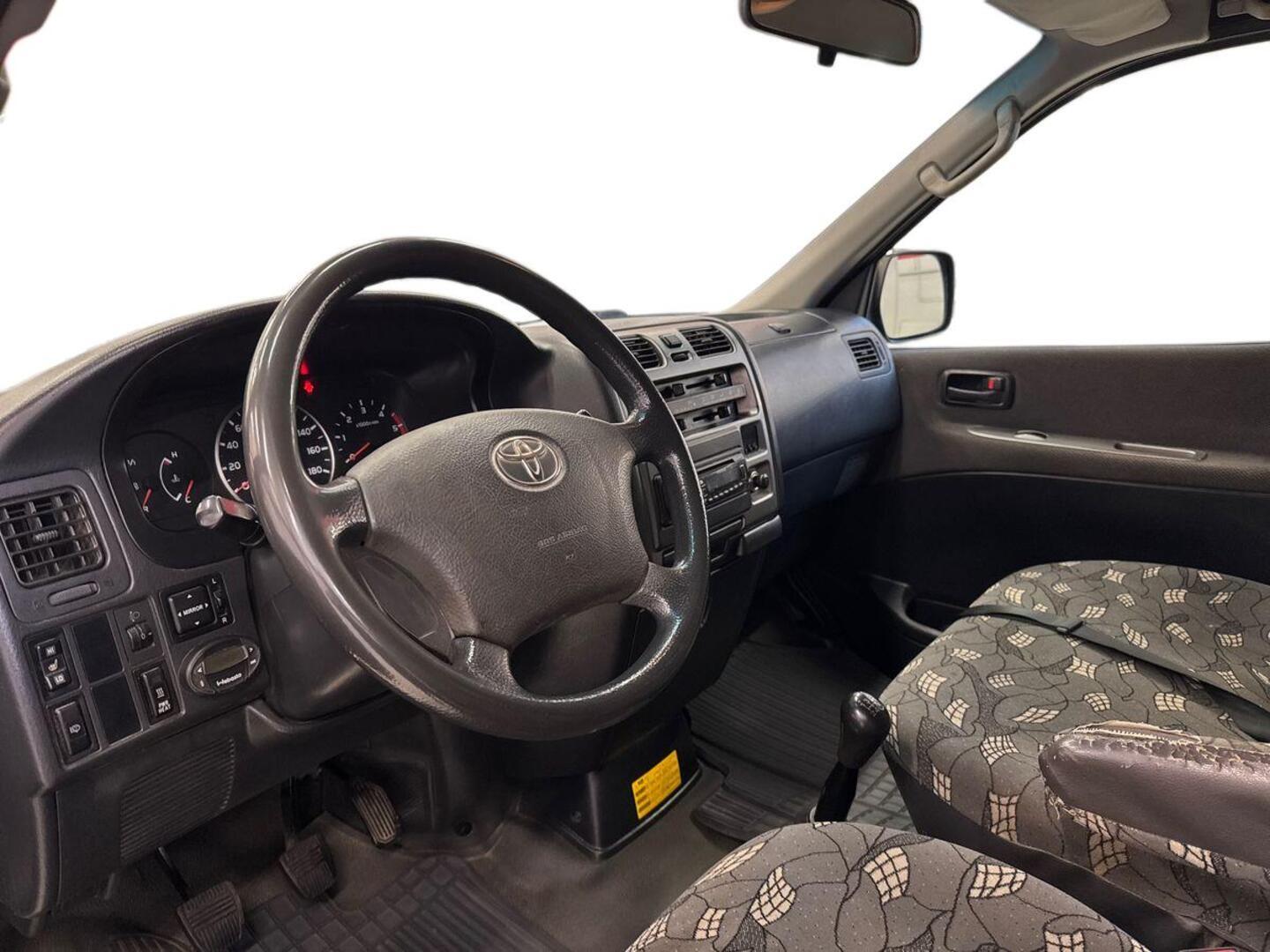 TOYOTA Hiace 2011