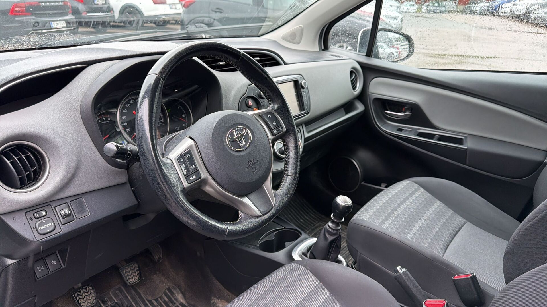 TOYOTA Yaris 2016