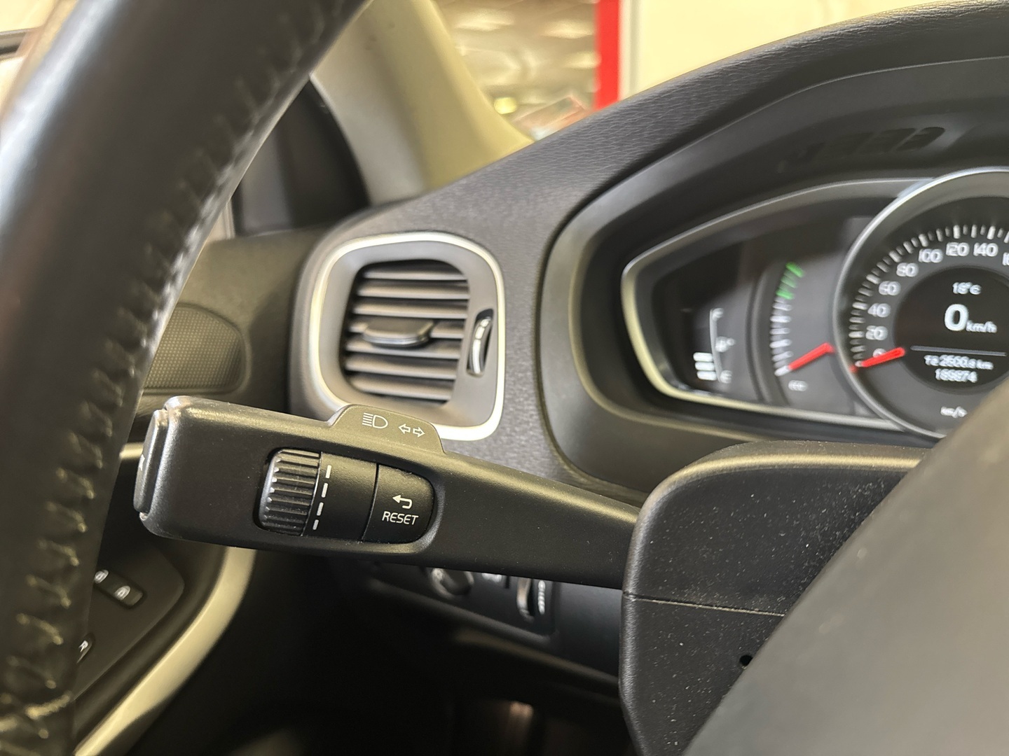 VOLVO V40 2013