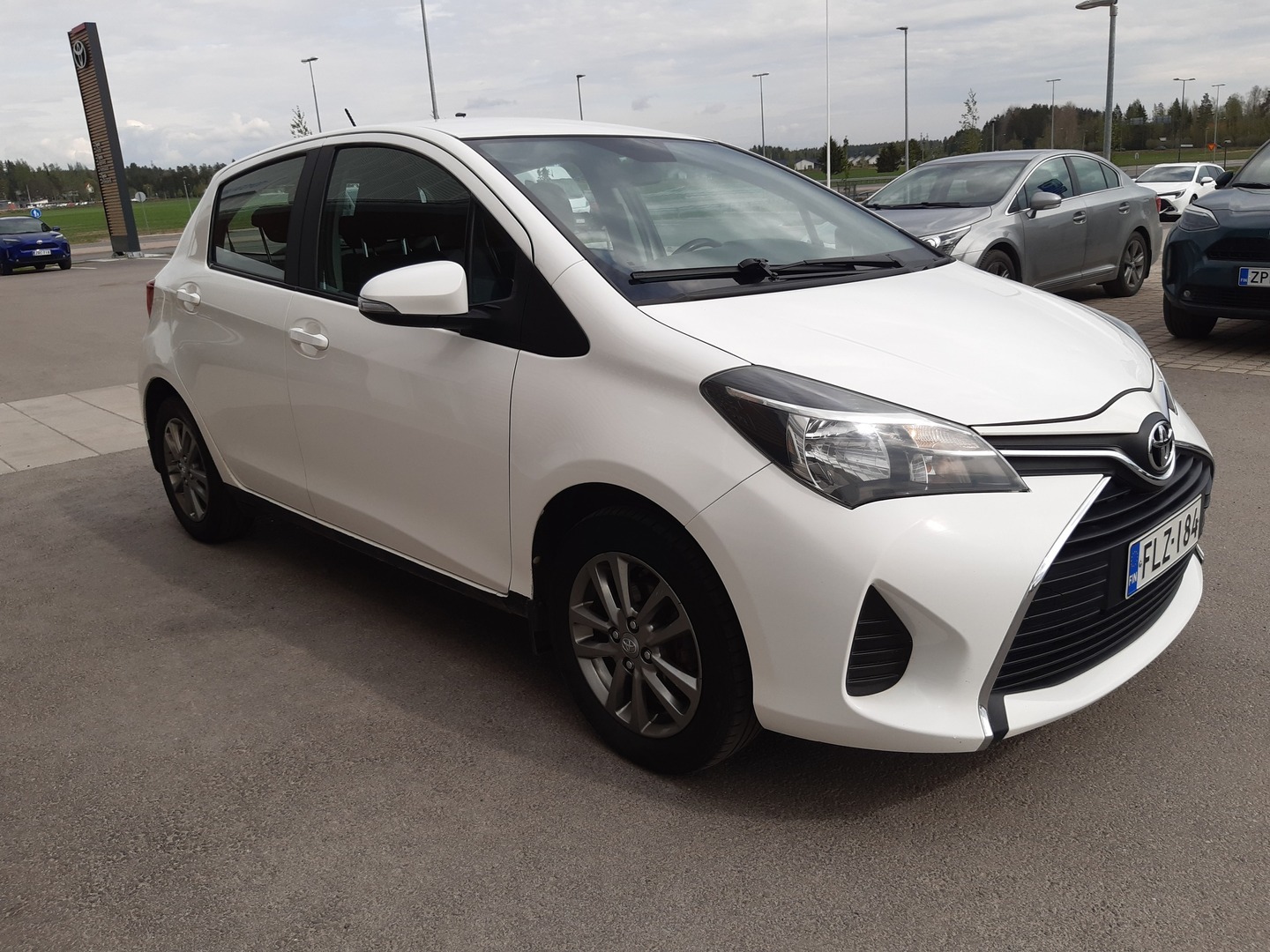 TOYOTA Yaris 2015