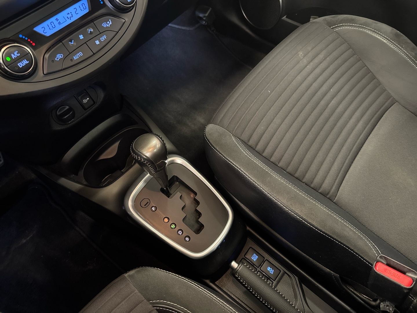 TOYOTA Yaris 2014