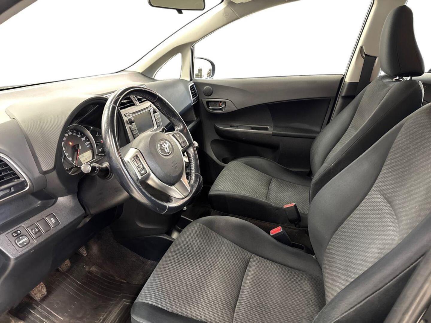 TOYOTA Verso-S 2012