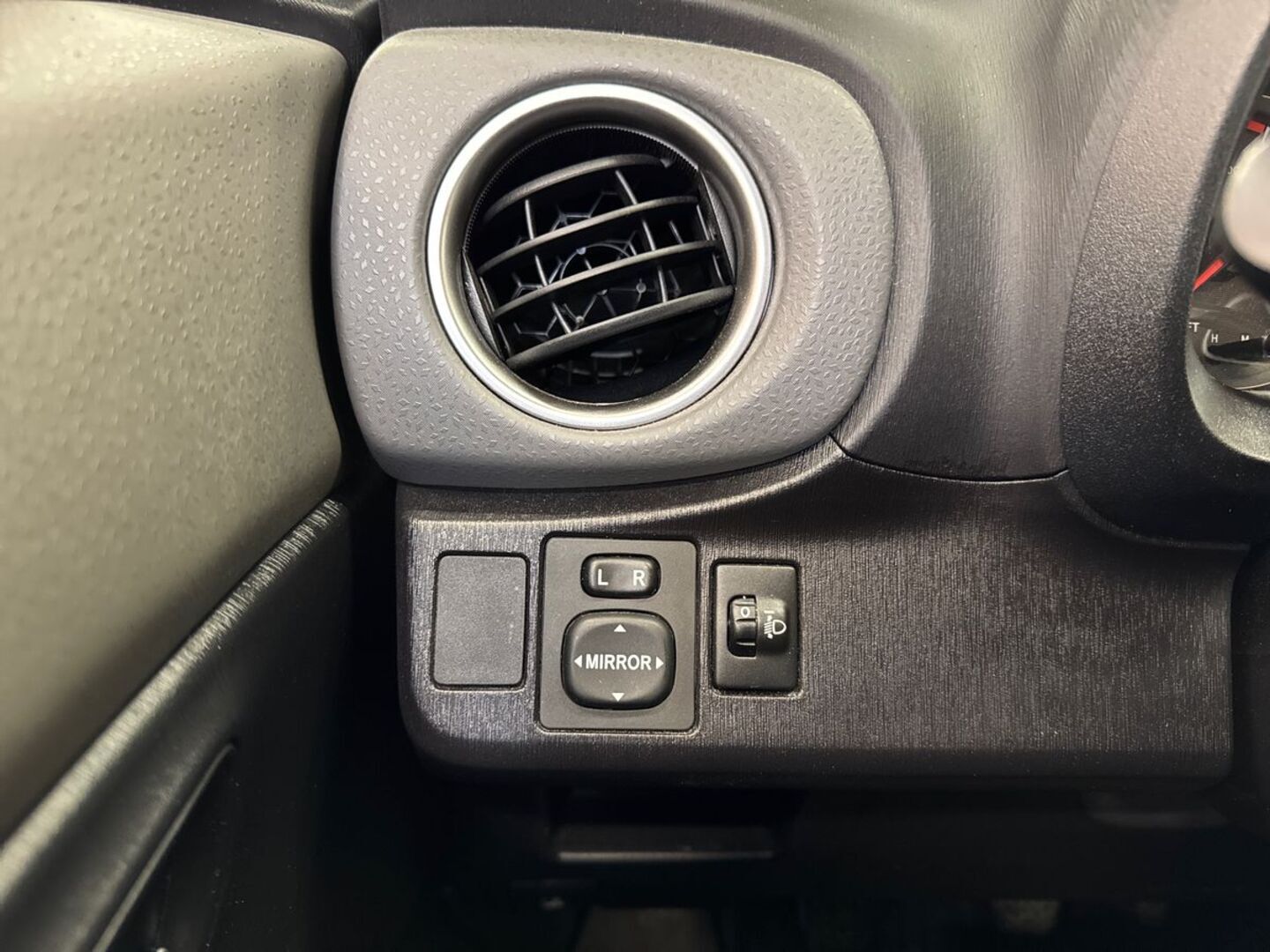 TOYOTA Yaris 17