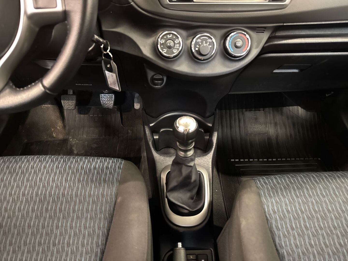 TOYOTA Yaris 30