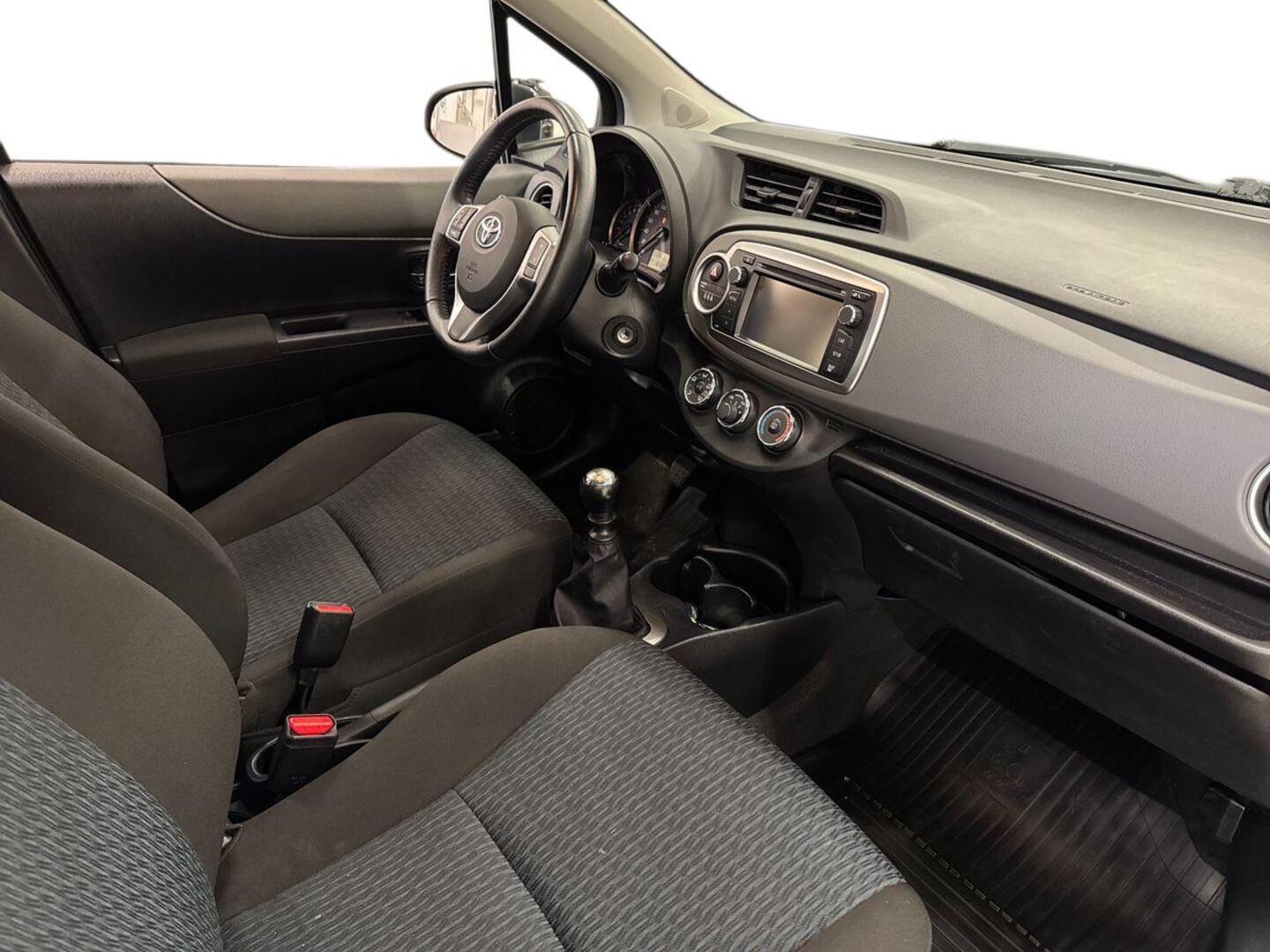 TOYOTA Yaris 9