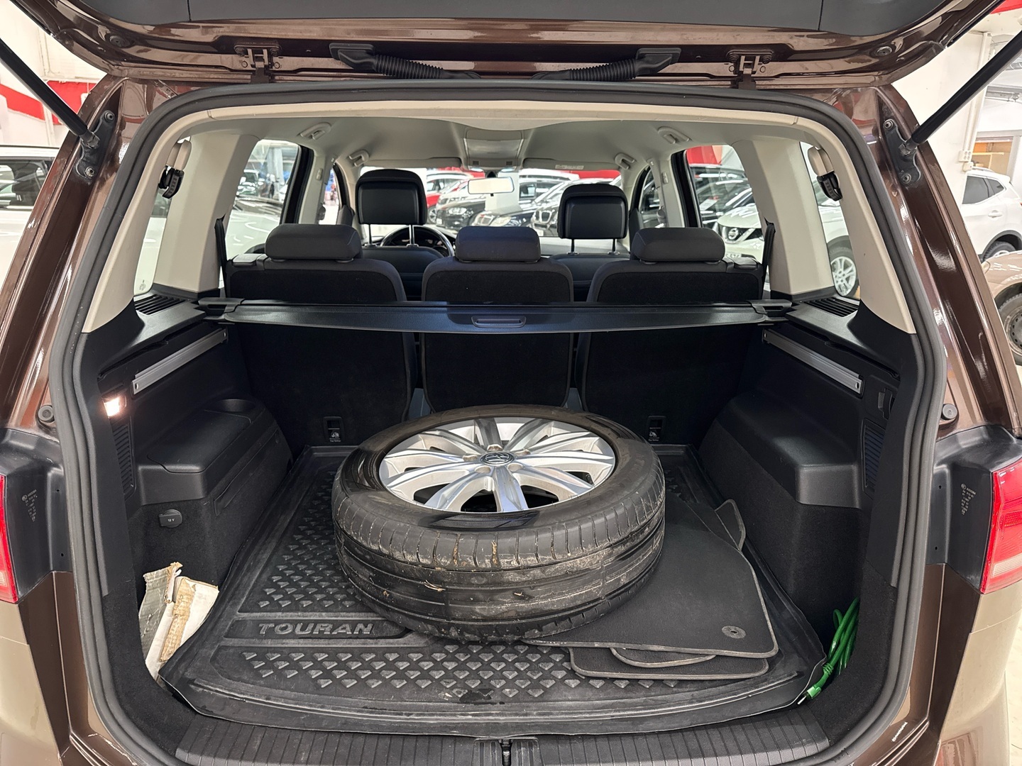 VOLKSWAGEN Touran 2016