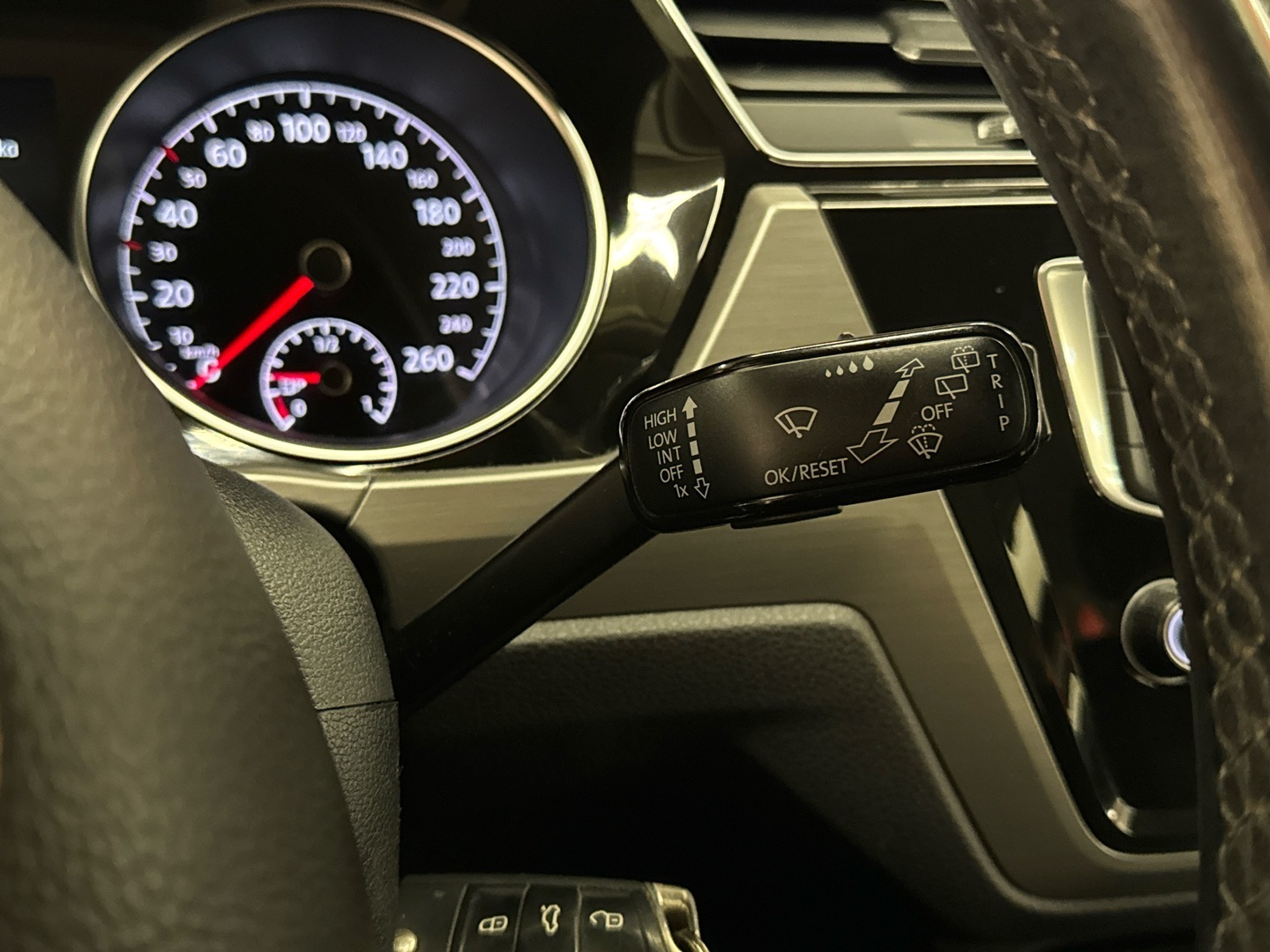 VOLKSWAGEN Touran 2016