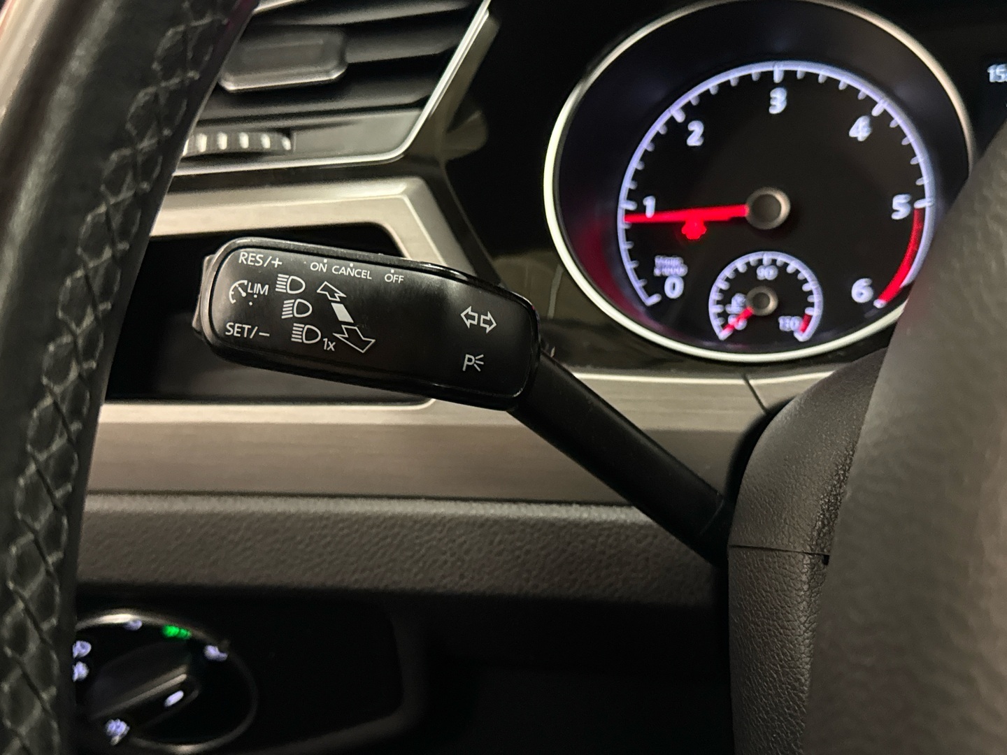 VOLKSWAGEN Touran 2016