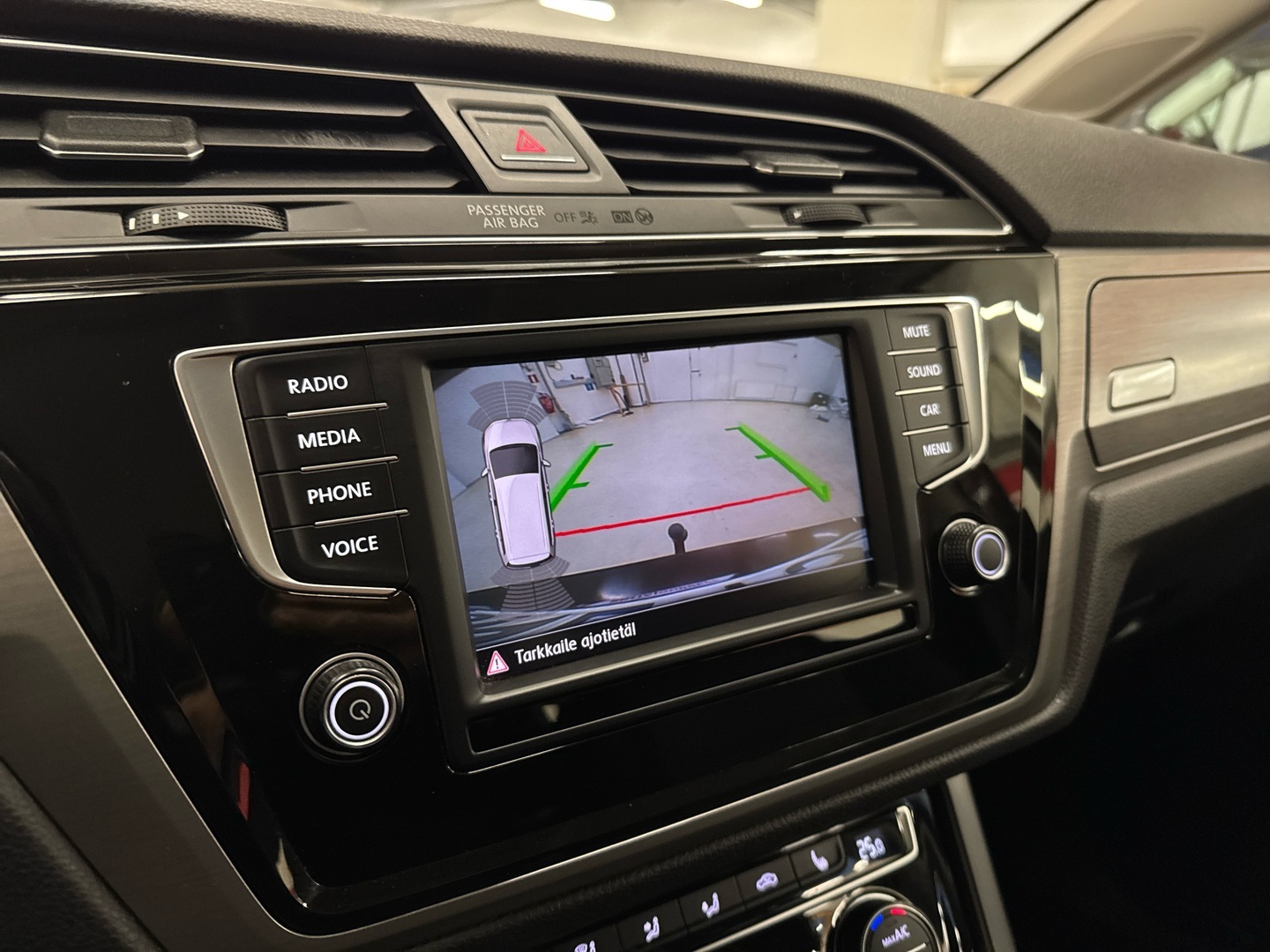 VOLKSWAGEN Touran 2016