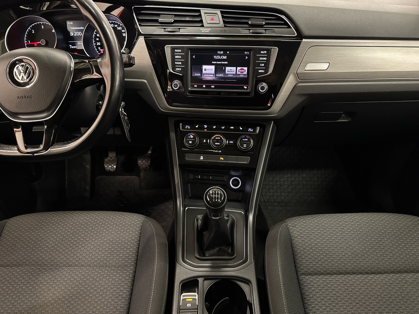 VOLKSWAGEN Touran 2016