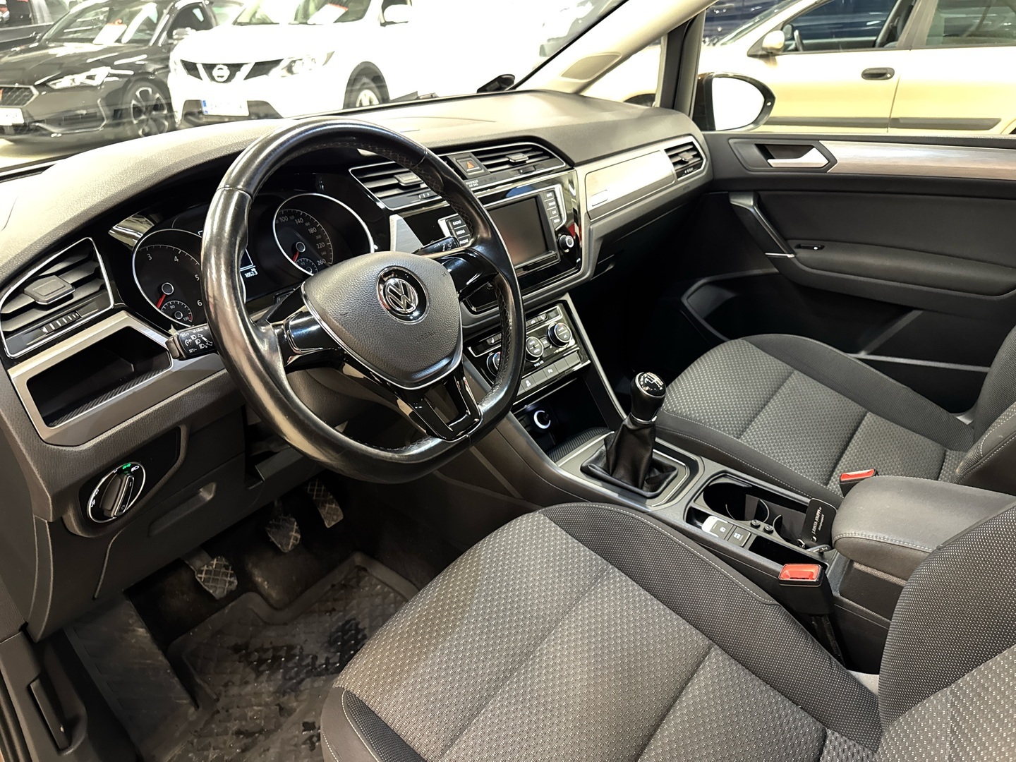 VOLKSWAGEN Touran 2016