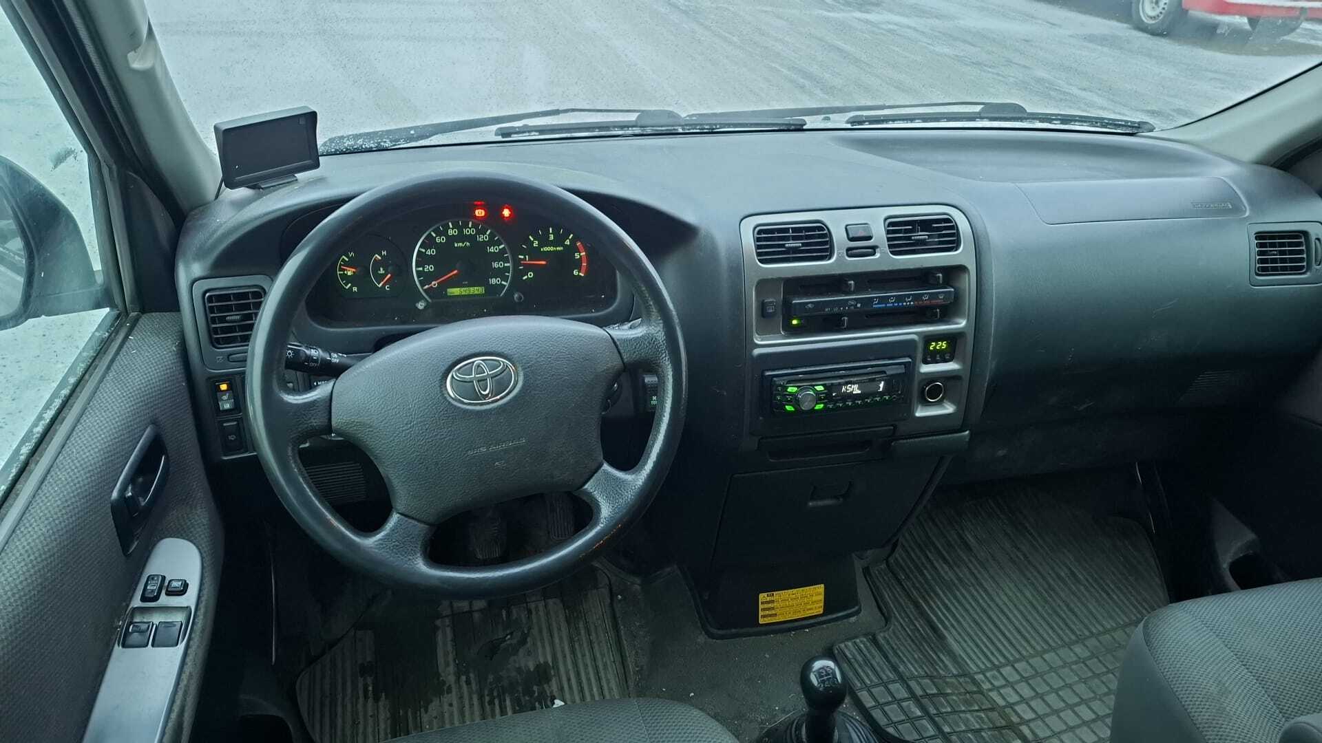 TOYOTA Hiace 2011