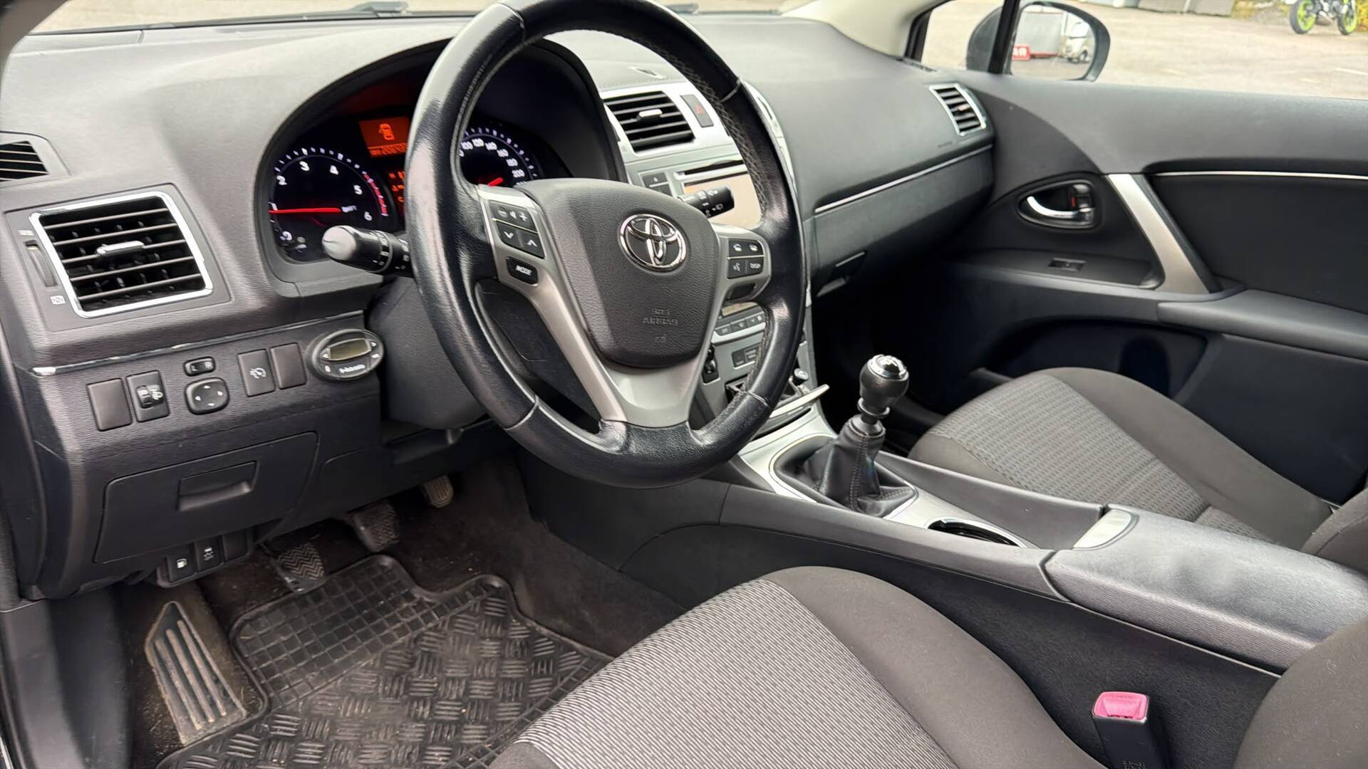 TOYOTA Avensis 2012
