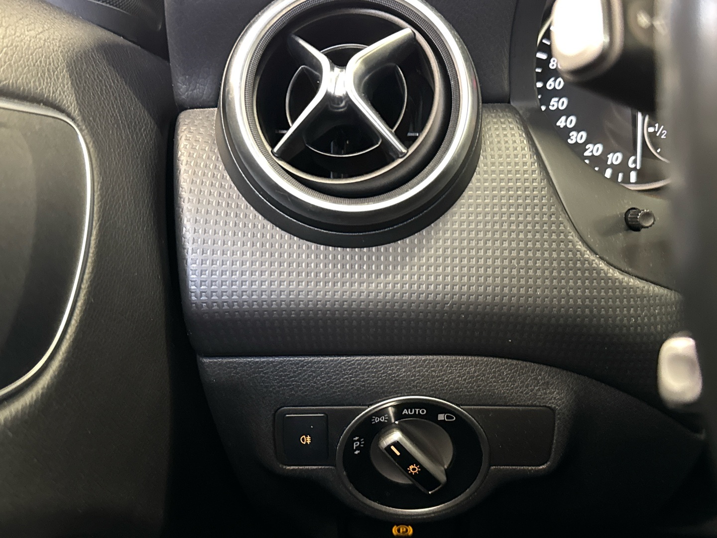 MERCEDES-BENZ A 2015