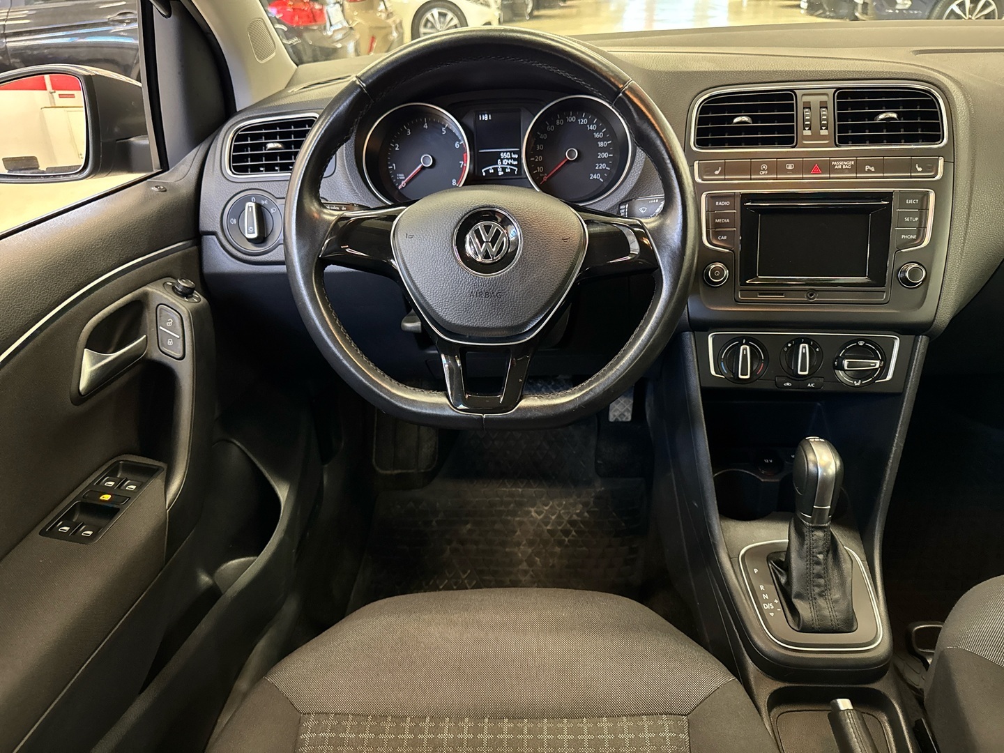 VOLKSWAGEN Polo 2015