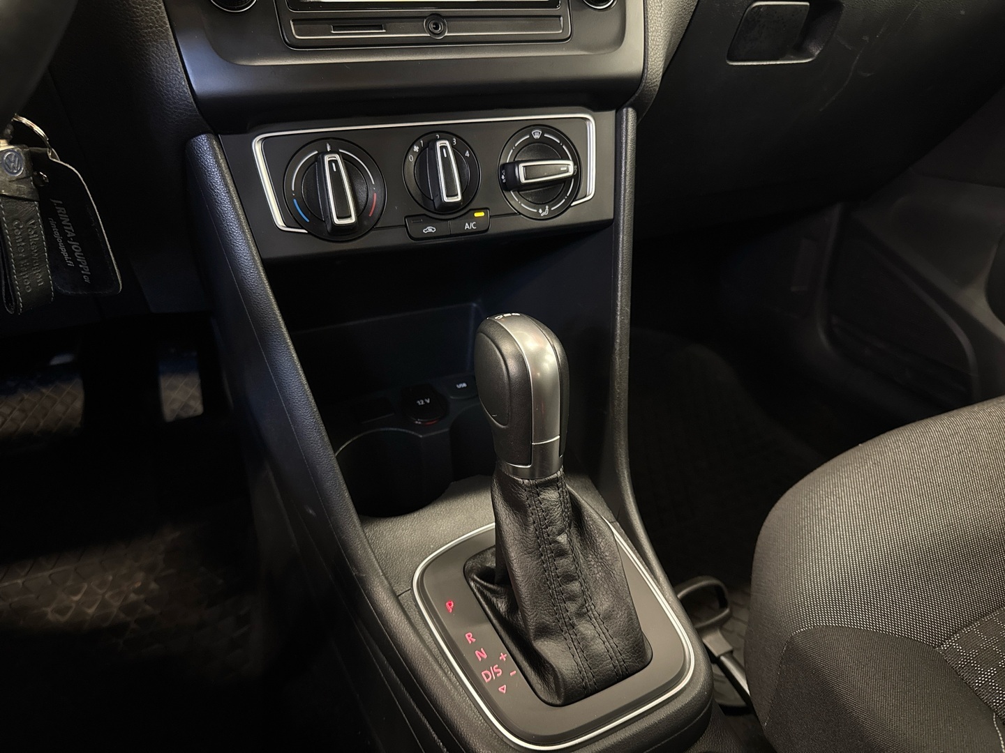 VOLKSWAGEN Polo 2015