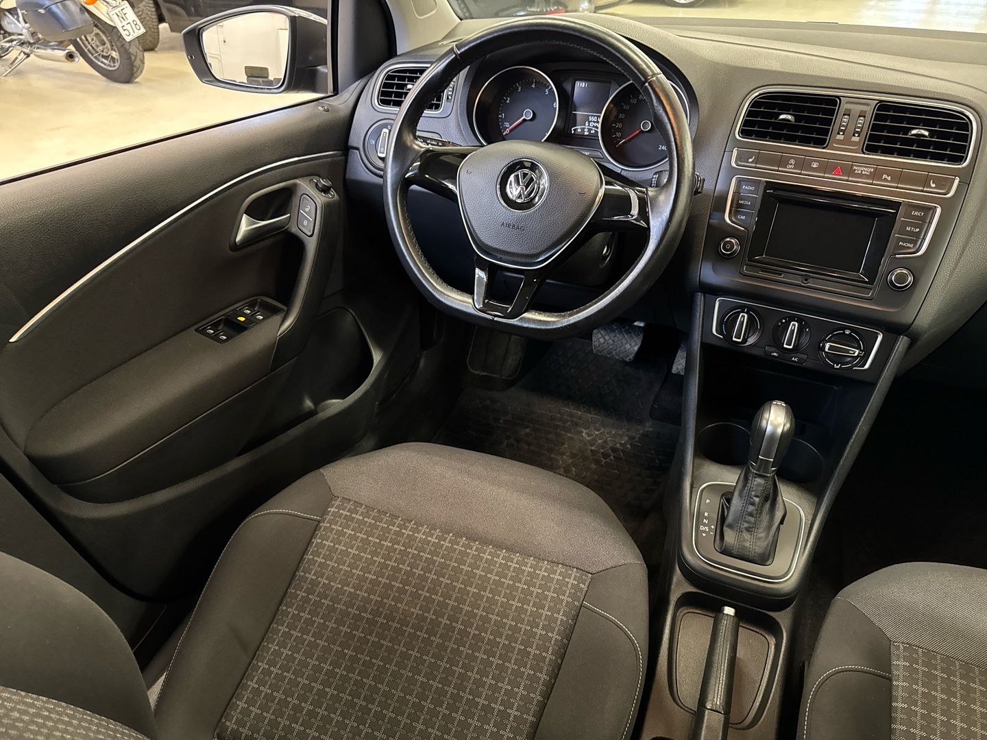 VOLKSWAGEN Polo 2015