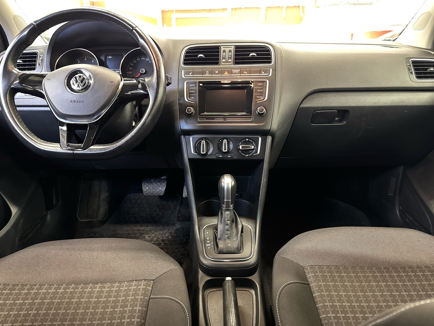 VOLKSWAGEN Polo 2015