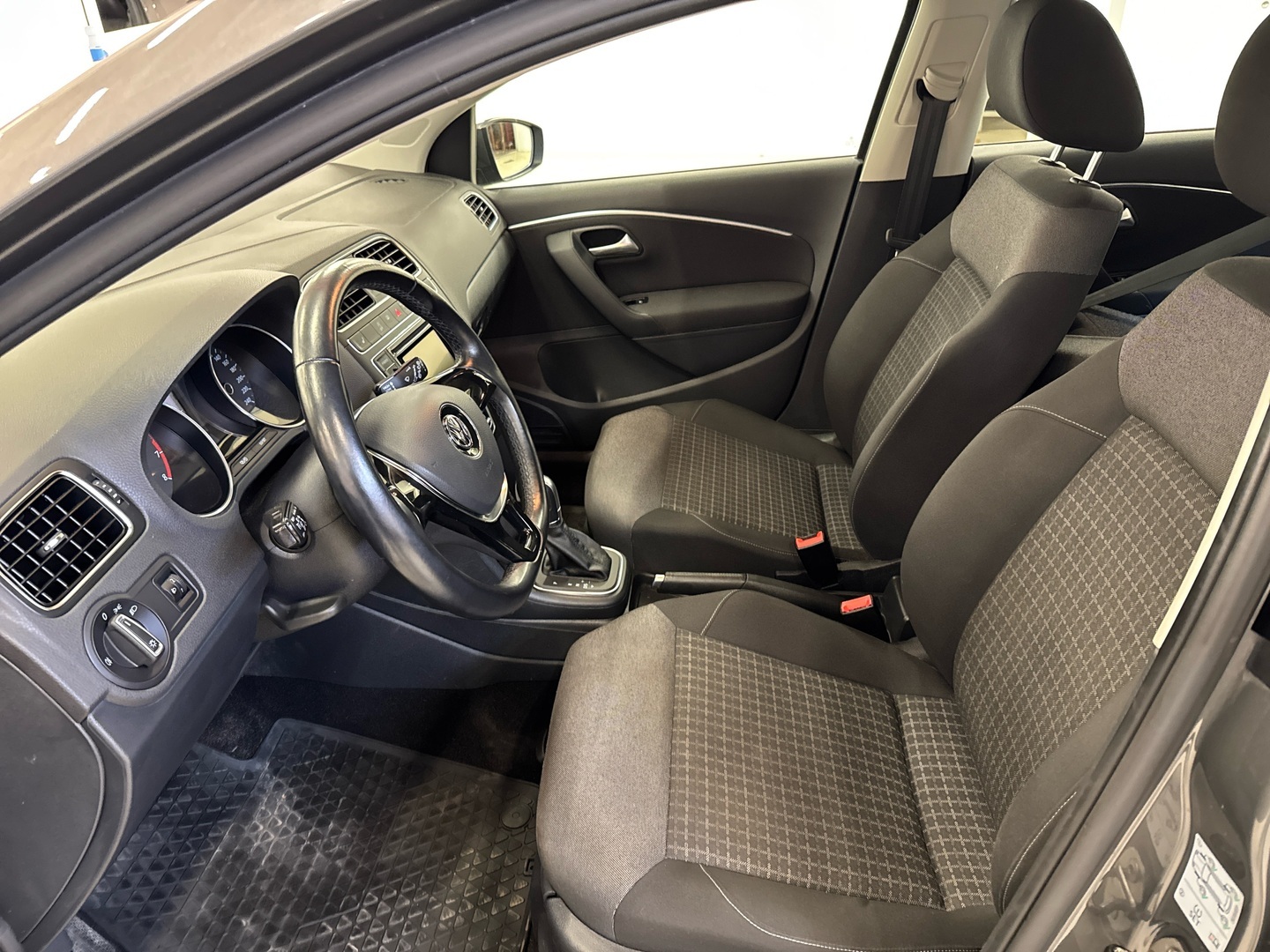 VOLKSWAGEN Polo 2015