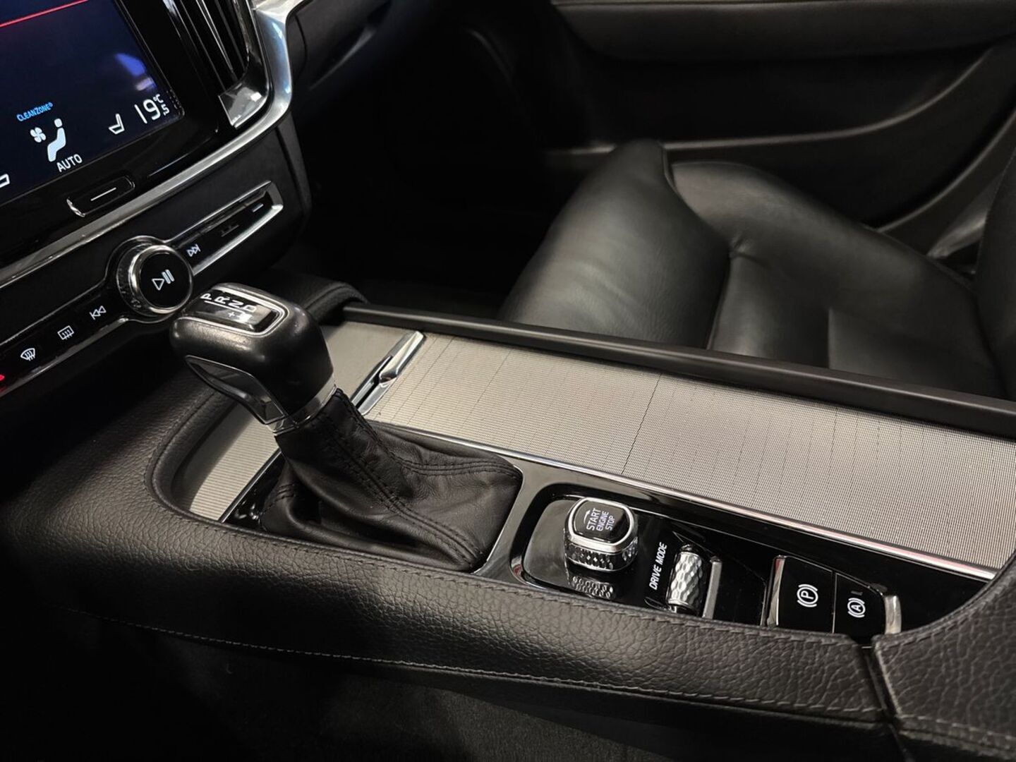 VOLVO V90 Cross Country 26